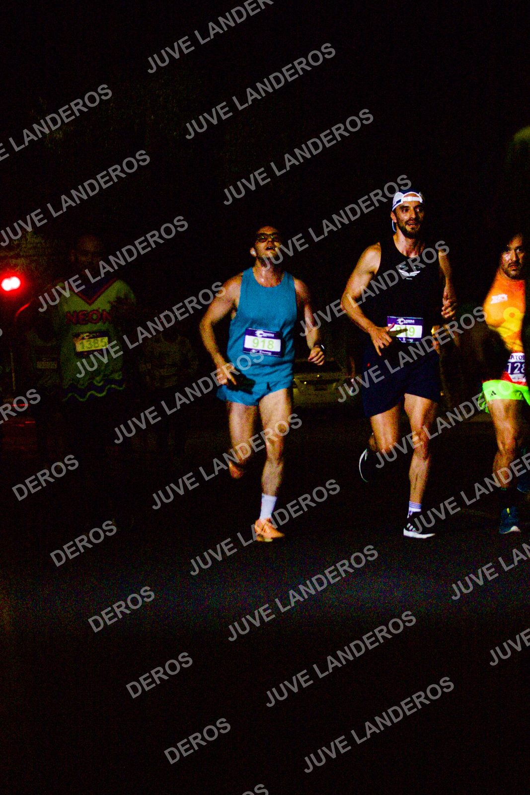 Foto de la Carrera Neón 2026 (Serial Corramos Zapopan) en Parque de las Niñas y los Niños, Blvd. Panamericano 430, Zapopan a las 20:11 · dorsal 918, 1385, 128