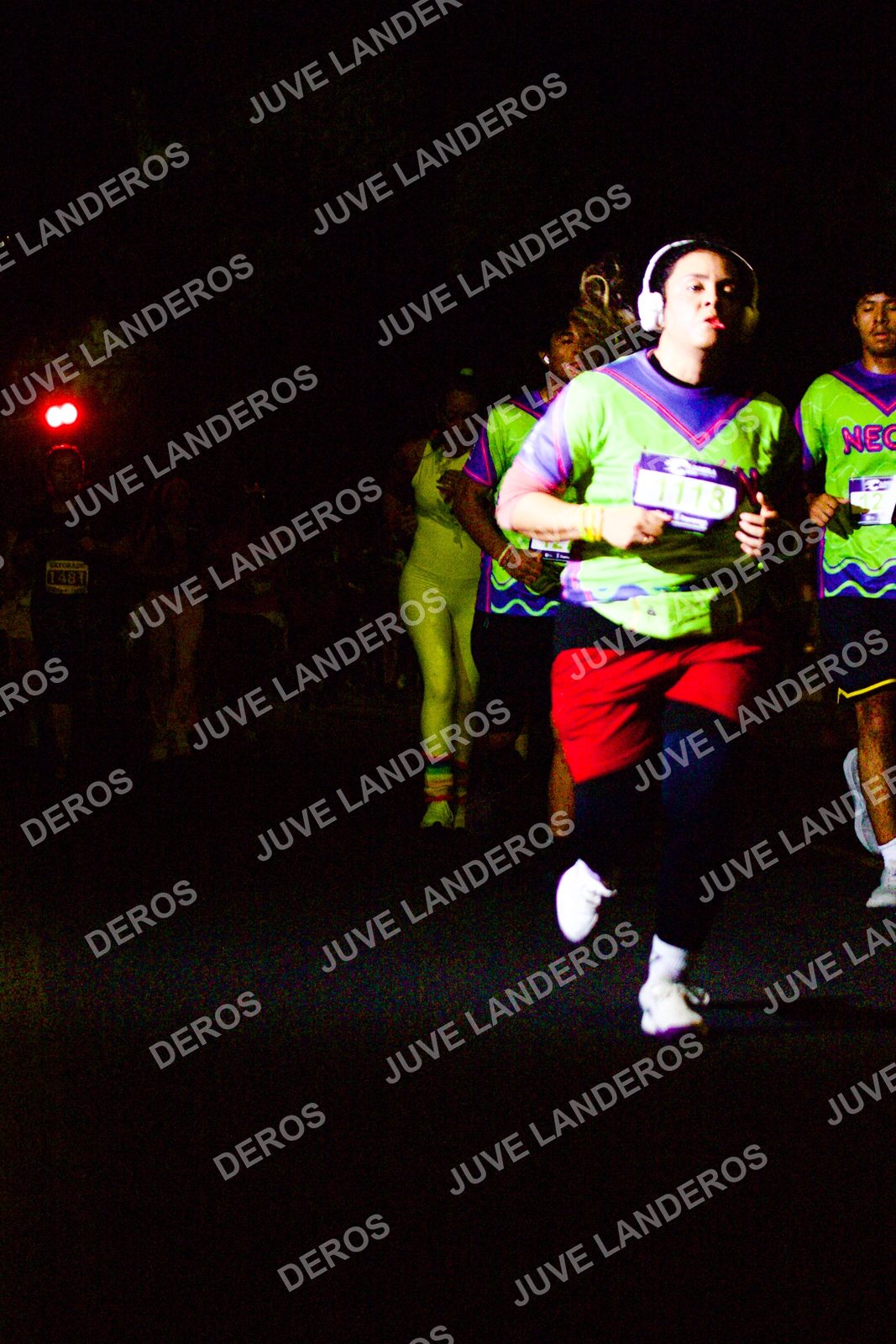 Foto de la Carrera Neón 2026 (Serial Corramos Zapopan) en Parque de las Niñas y los Niños, Blvd. Panamericano 430, Zapopan a las 20:16 · dorsal 1113, 1481, 12