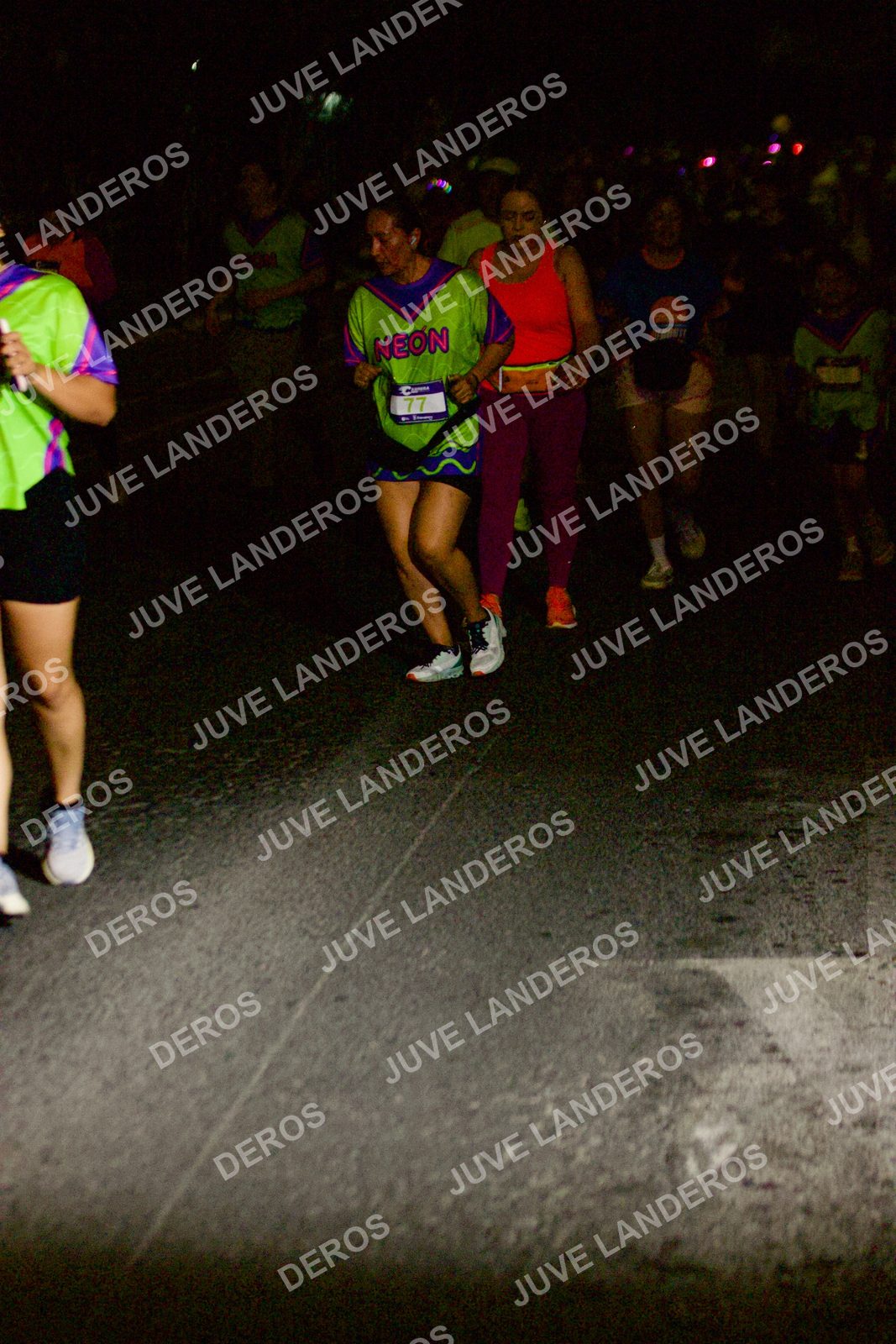 Foto de la Carrera Neón 2026 (Serial Corramos Zapopan) en Parque de las Niñas y los Niños, Blvd. Panamericano 430, Zapopan a las 20:33 · dorsal 77