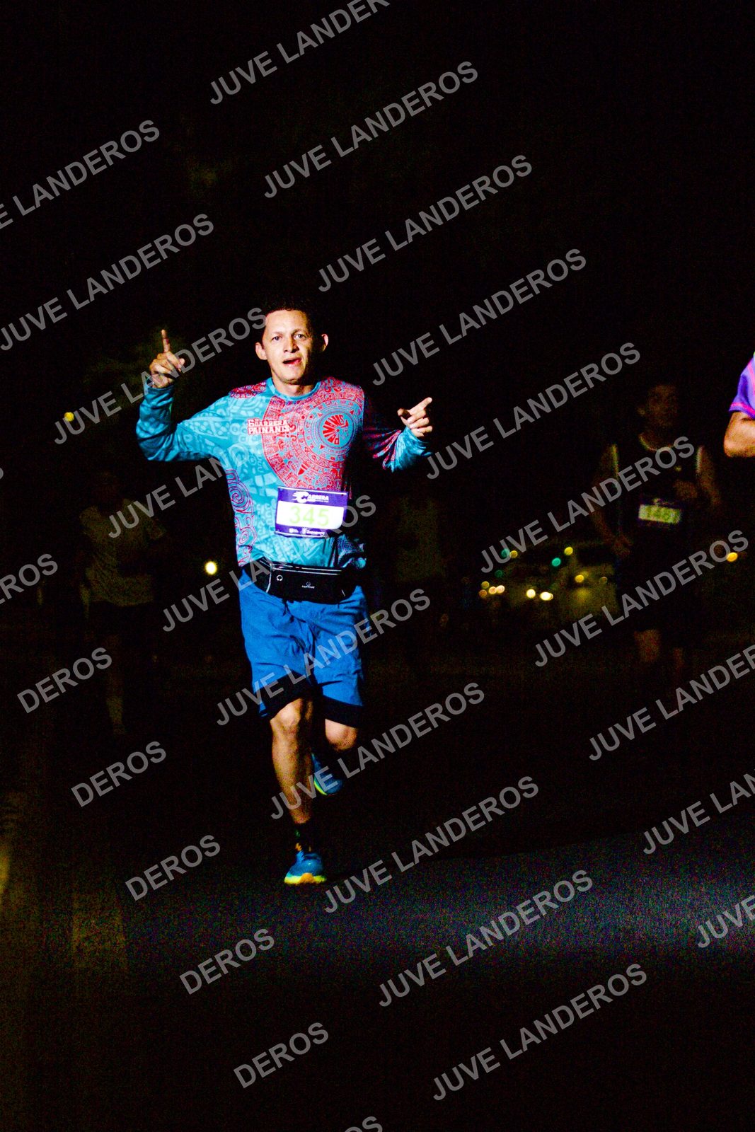 Foto de la Carrera Neón 2026 (Serial Corramos Zapopan) en Parque de las Niñas y los Niños, Blvd. Panamericano 430, Zapopan a las 20:10 · dorsal 345
