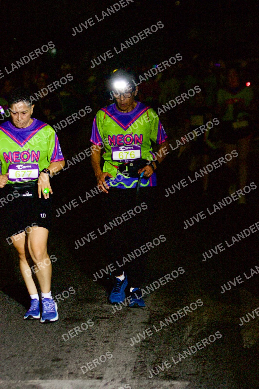Foto de la Carrera Neón 2026 (Serial Corramos Zapopan) en Parque de las Niñas y los Niños, Blvd. Panamericano 430, Zapopan a las 20:32 · dorsal 676, 677