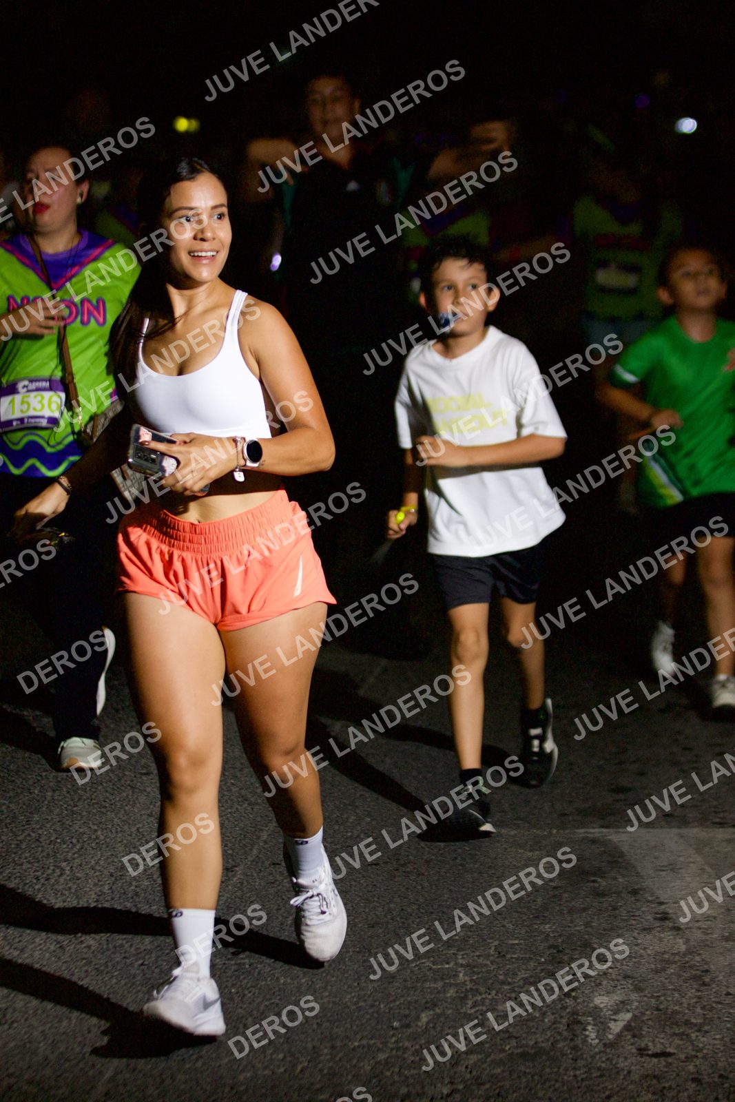 Foto de la Carrera Neón 2026 (Serial Corramos Zapopan) en Parque de las Niñas y los Niños, Blvd. Panamericano 430, Zapopan a las 20:32 · dorsal 1536