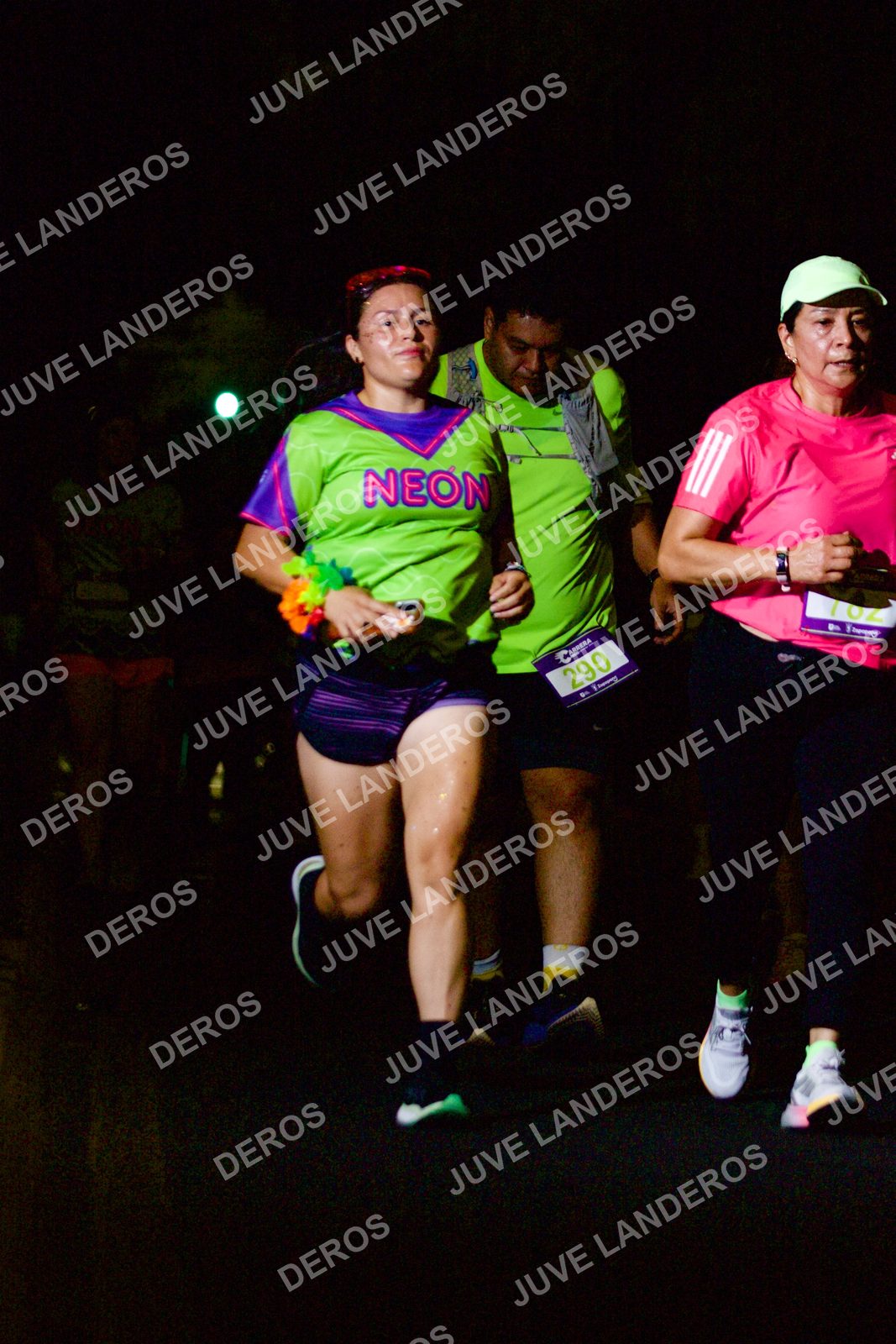 Foto de la Carrera Neón 2026 (Serial Corramos Zapopan) en Parque de las Niñas y los Niños, Blvd. Panamericano 430, Zapopan a las 20:17 · dorsal 290