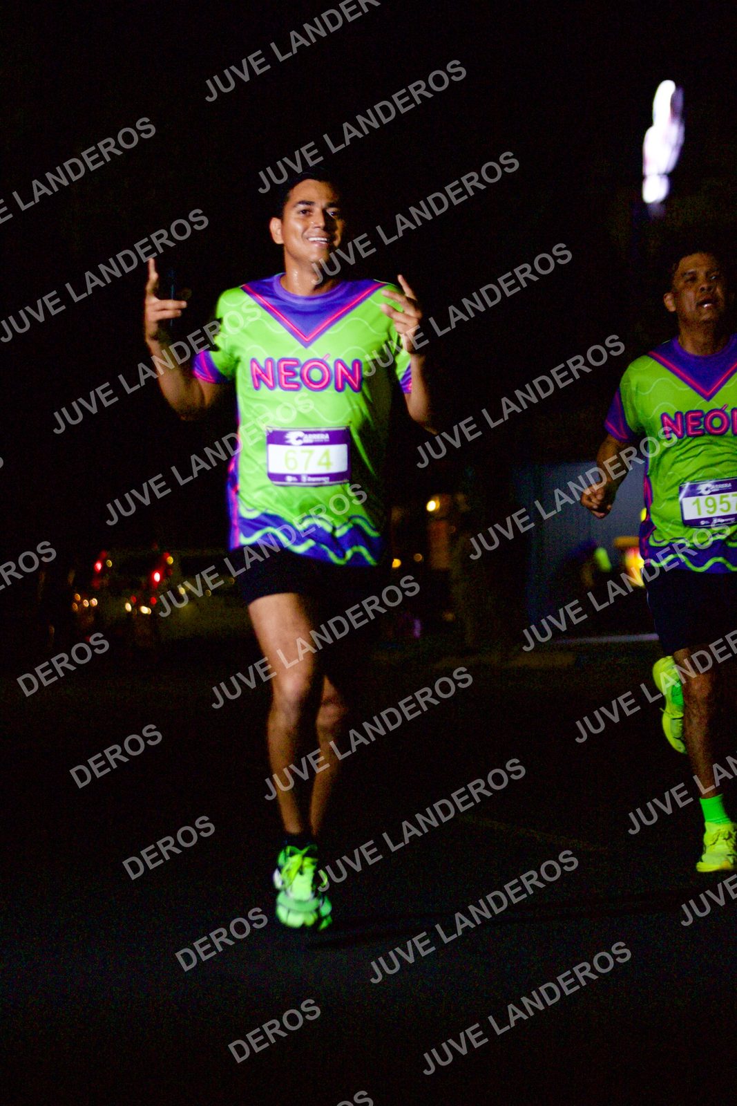 Foto de la Carrera Neón 2026 (Serial Corramos Zapopan) en Parque de las Niñas y los Niños, Blvd. Panamericano 430, Zapopan a las 20:09 · dorsal 674, 1957
