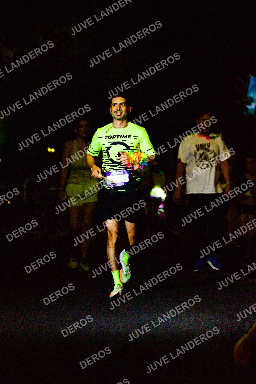 Foto de la Carrera Neón 2026 (Serial Corramos Zapopan) en Parque de las Niñas y los Niños, Blvd. Panamericano 430, Zapopan a las 20:23 · dorsal 1312