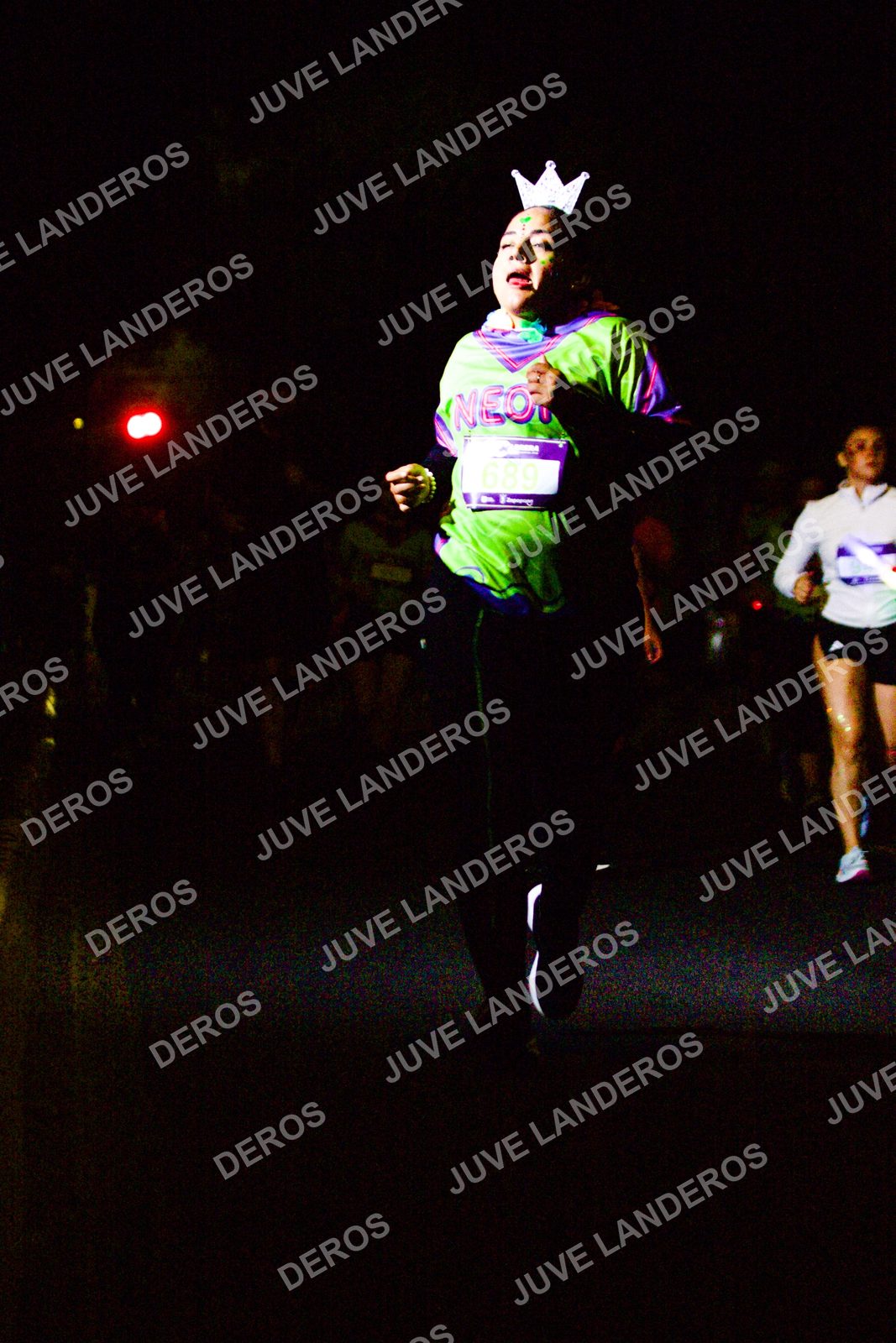 Foto de la Carrera Neón 2026 (Serial Corramos Zapopan) en Parque de las Niñas y los Niños, Blvd. Panamericano 430, Zapopan a las 20:17 · dorsal 689