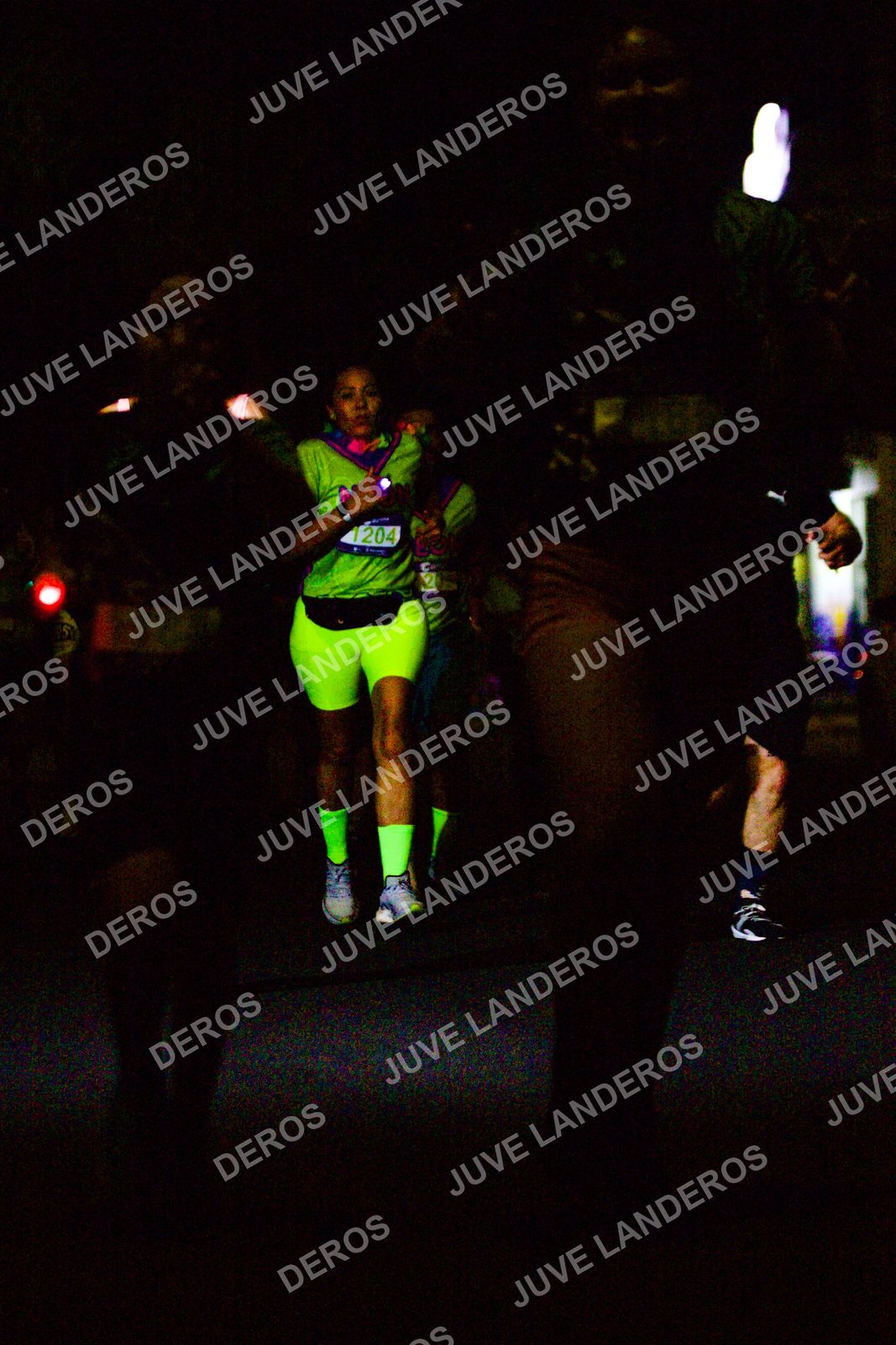 Foto de la Carrera Neón 2026 (Serial Corramos Zapopan) en Parque de las Niñas y los Niños, Blvd. Panamericano 430, Zapopan a las 20:13 · dorsal 204