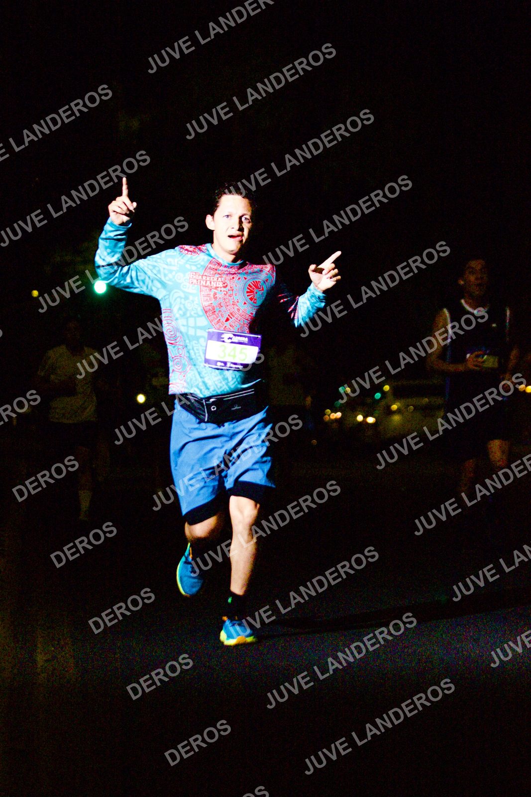 Foto de la Carrera Neón 2026 (Serial Corramos Zapopan) en Parque de las Niñas y los Niños, Blvd. Panamericano 430, Zapopan a las 20:10 · dorsal 345