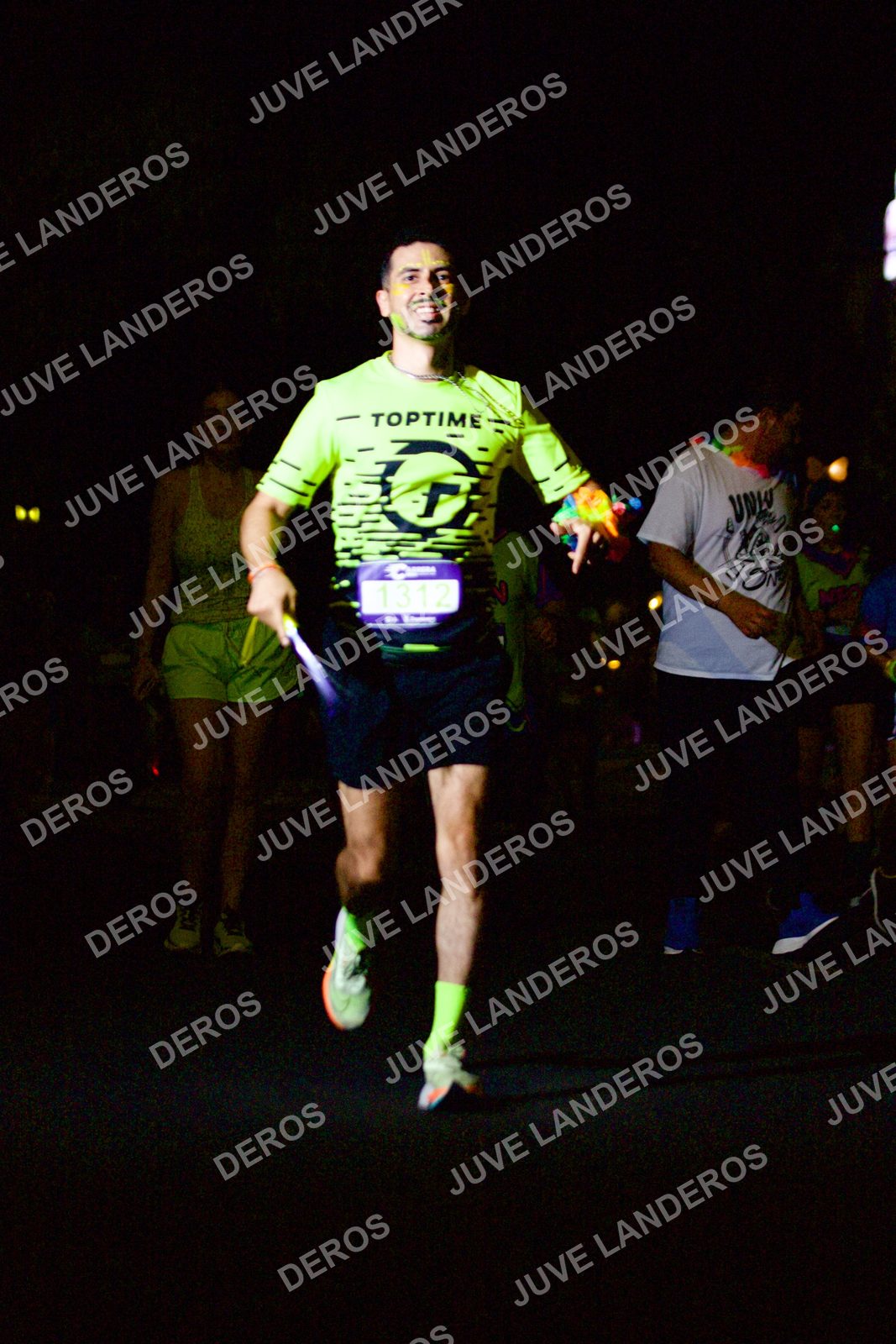 Foto de la Carrera Neón 2026 (Serial Corramos Zapopan) en Parque de las Niñas y los Niños, Blvd. Panamericano 430, Zapopan a las 20:23 · dorsal 1312