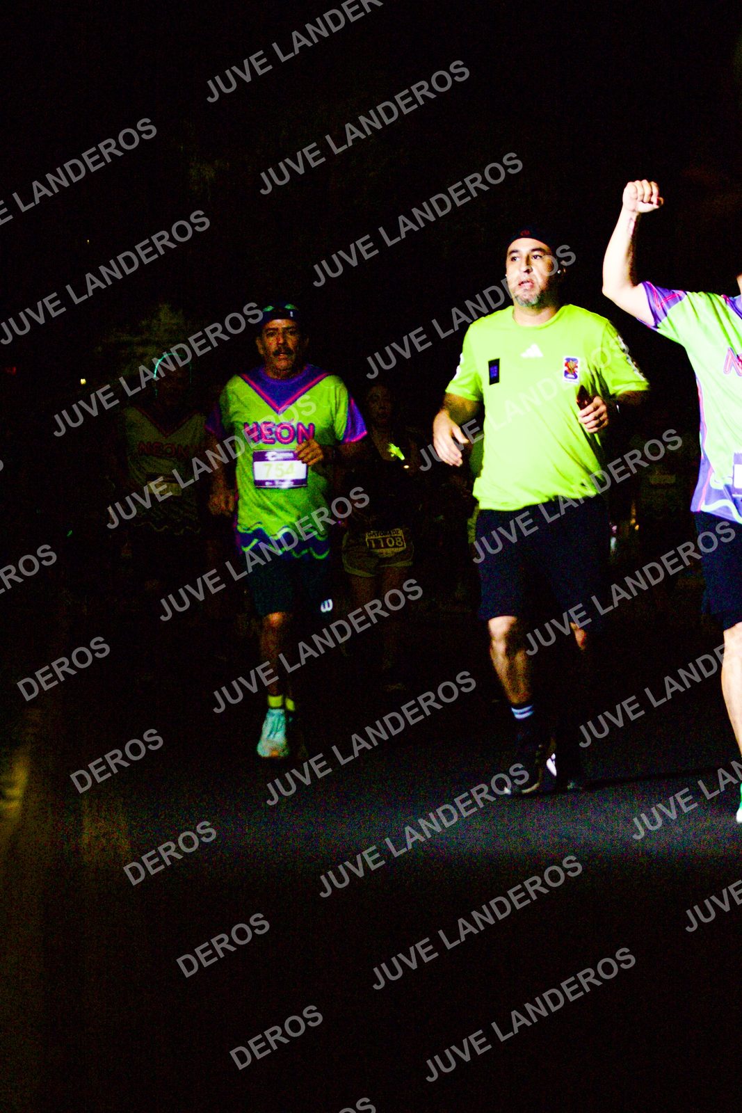 Foto de la Carrera Neón 2026 (Serial Corramos Zapopan) en Parque de las Niñas y los Niños, Blvd. Panamericano 430, Zapopan a las 20:14 · dorsal 754, 1108