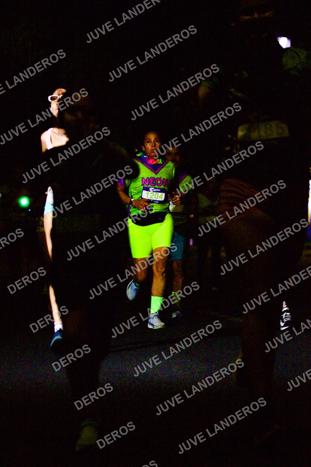 Foto de la Carrera Neón 2026 (Serial Corramos Zapopan) en Parque de las Niñas y los Niños, Blvd. Panamericano 430, Zapopan a las 20:13 · dorsal 1204