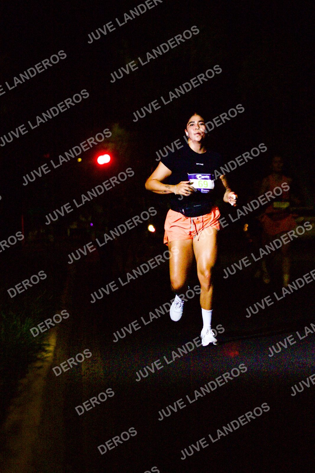 Foto de la Carrera Neón 2026 (Serial Corramos Zapopan) en Parque de las Niñas y los Niños, Blvd. Panamericano 430, Zapopan a las 20:11 · dorsal 69