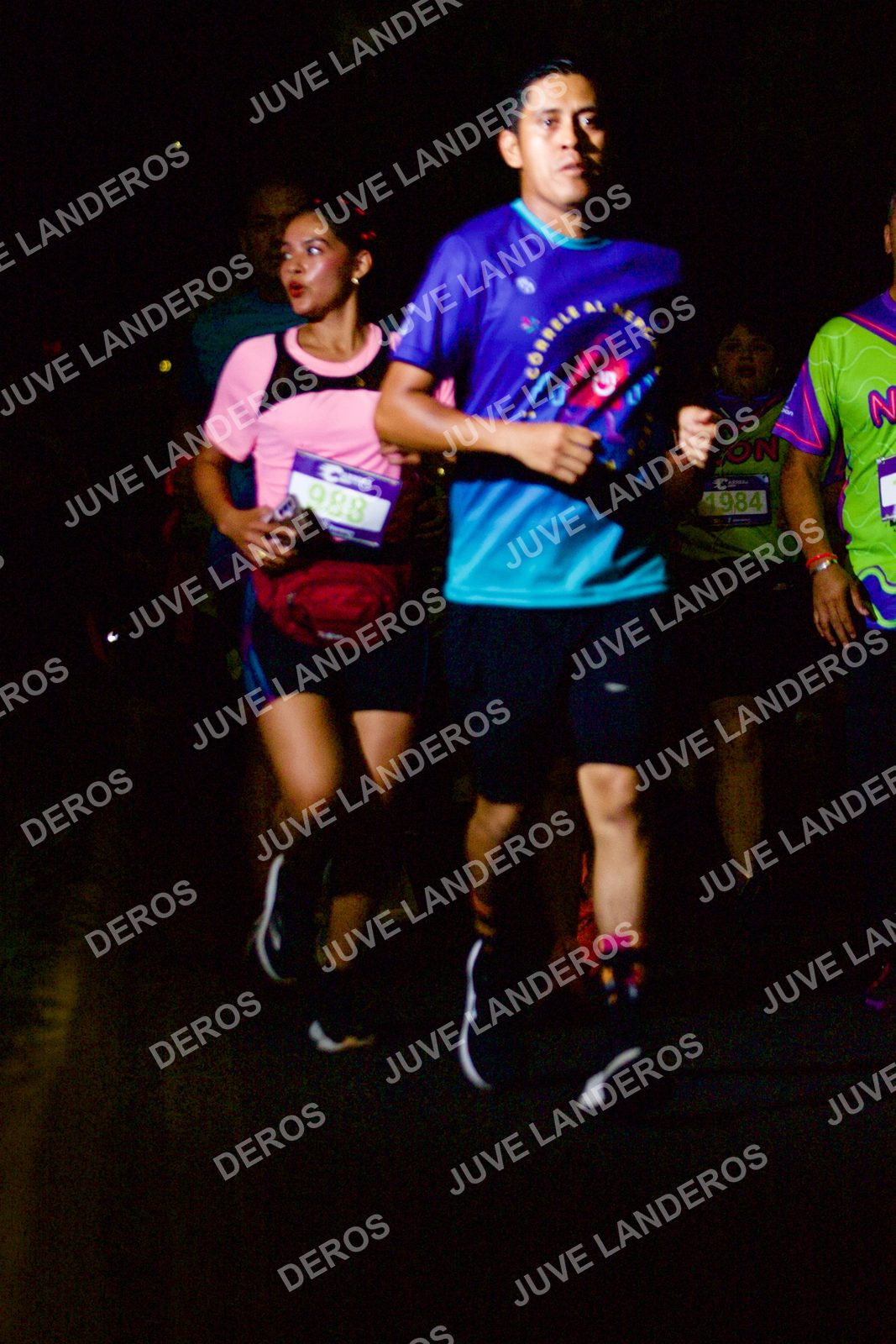 Foto de la Carrera Neón 2026 (Serial Corramos Zapopan) en Parque de las Niñas y los Niños, Blvd. Panamericano 430, Zapopan a las 20:19 · dorsal 988, 984