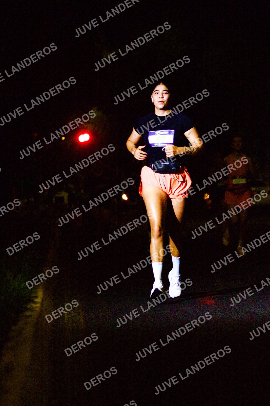 Foto de la Carrera Neón 2026 (Serial Corramos Zapopan) en Parque de las Niñas y los Niños, Blvd. Panamericano 430, Zapopan a las 20:11 · dorsal 69