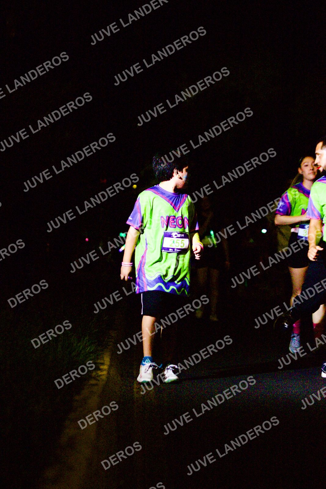 Foto de la Carrera Neón 2026 (Serial Corramos Zapopan) en Parque de las Niñas y los Niños, Blvd. Panamericano 430, Zapopan a las 20:21 · dorsal 255
