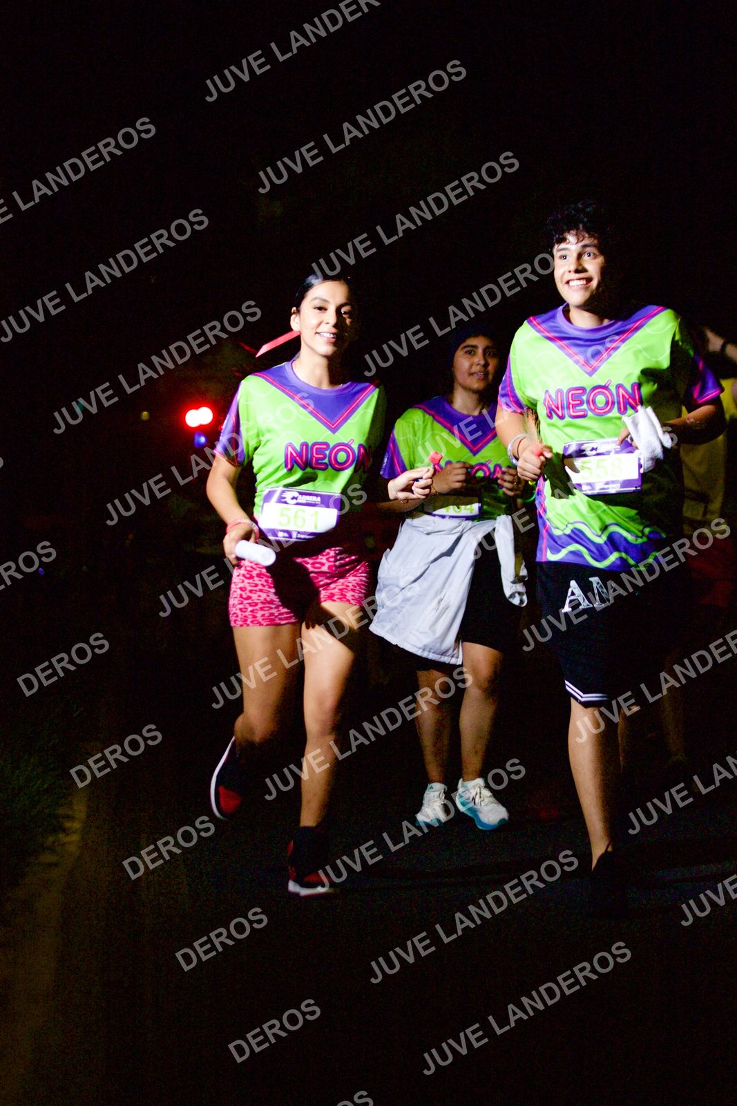 Foto de la Carrera Neón 2026 (Serial Corramos Zapopan) en Parque de las Niñas y los Niños, Blvd. Panamericano 430, Zapopan a las 20:18 · dorsal 561, 558