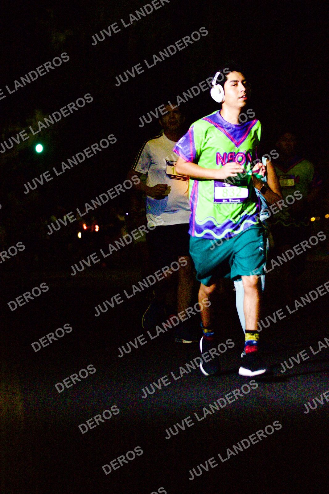 Foto de la Carrera Neón 2026 (Serial Corramos Zapopan) en Parque de las Niñas y los Niños, Blvd. Panamericano 430, Zapopan a las 20:12 · dorsal 832