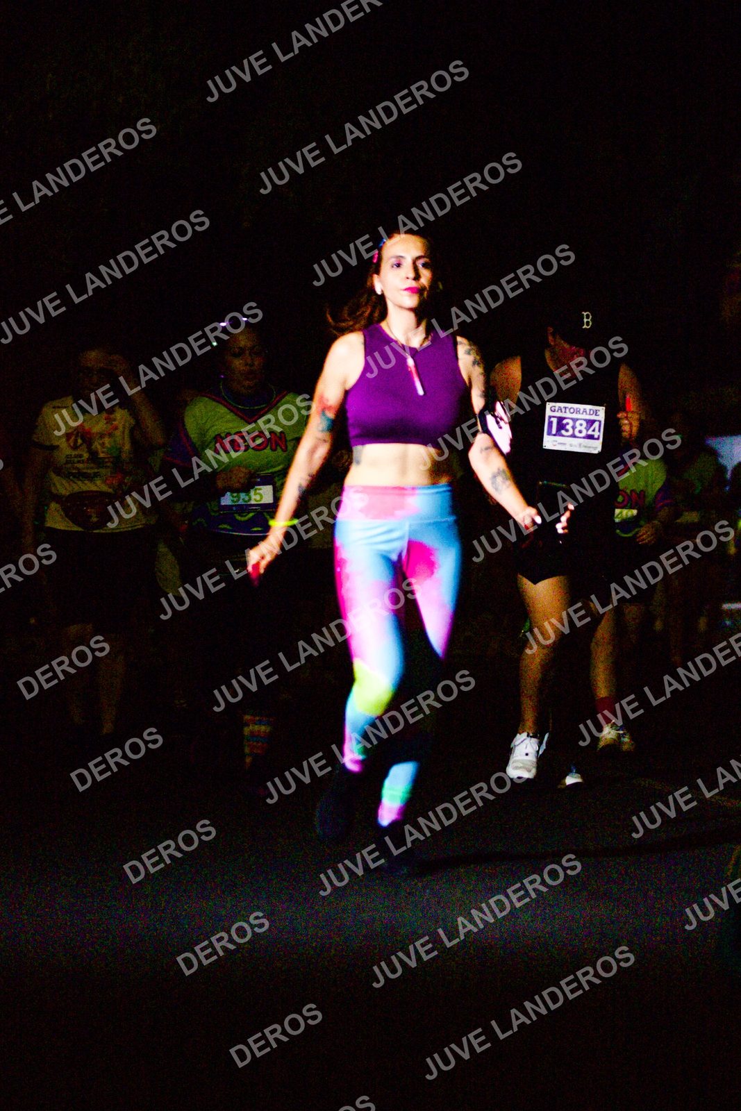 Foto de la Carrera Neón 2026 (Serial Corramos Zapopan) en Parque de las Niñas y los Niños, Blvd. Panamericano 430, Zapopan a las 20:20 · dorsal 1384, 935