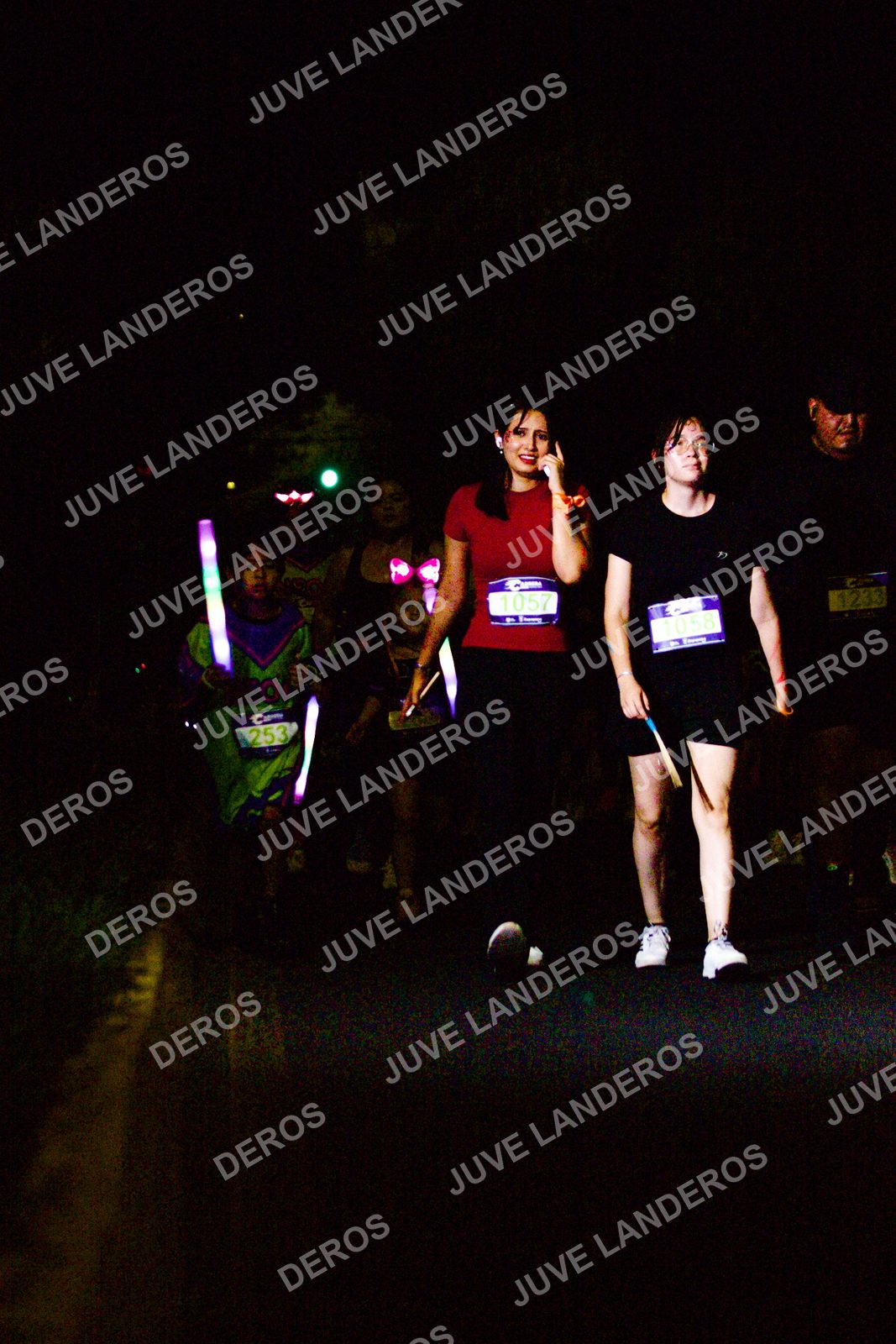 Foto de la Carrera Neón 2026 (Serial Corramos Zapopan) en Parque de las Niñas y los Niños, Blvd. Panamericano 430, Zapopan a las 20:21 · dorsal 1057, 253, 1233, 58