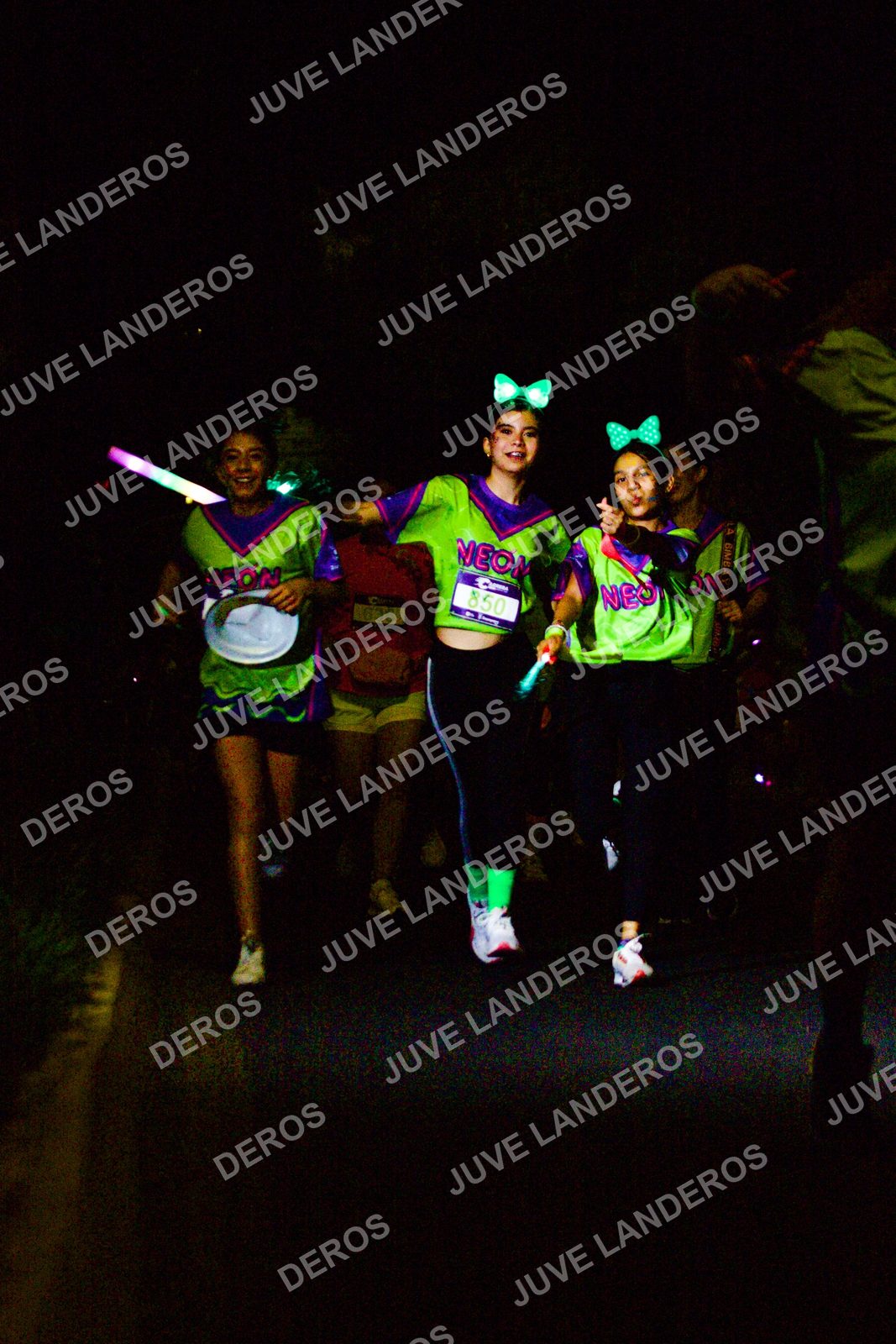 Foto de la Carrera Neón 2026 (Serial Corramos Zapopan) en Parque de las Niñas y los Niños, Blvd. Panamericano 430, Zapopan a las 20:21 · dorsal 850