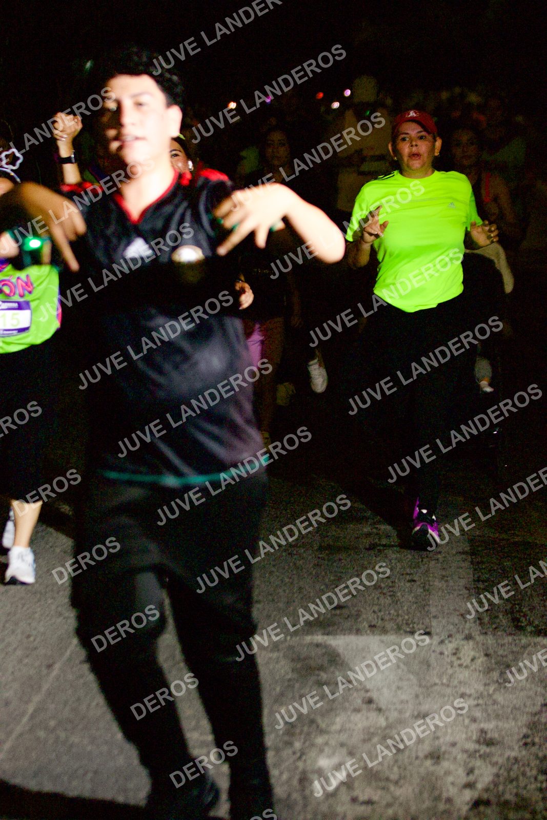 Foto de la Carrera Neón 2026 (Serial Corramos Zapopan) en Parque de las Niñas y los Niños, Blvd. Panamericano 430, Zapopan a las 20:32 · dorsal 15