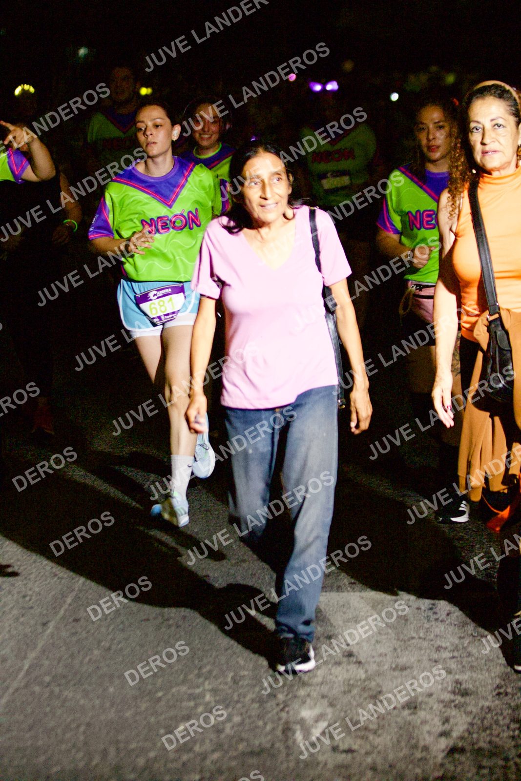 Foto de la Carrera Neón 2026 (Serial Corramos Zapopan) en Parque de las Niñas y los Niños, Blvd. Panamericano 430, Zapopan a las 20:32 · dorsal 681