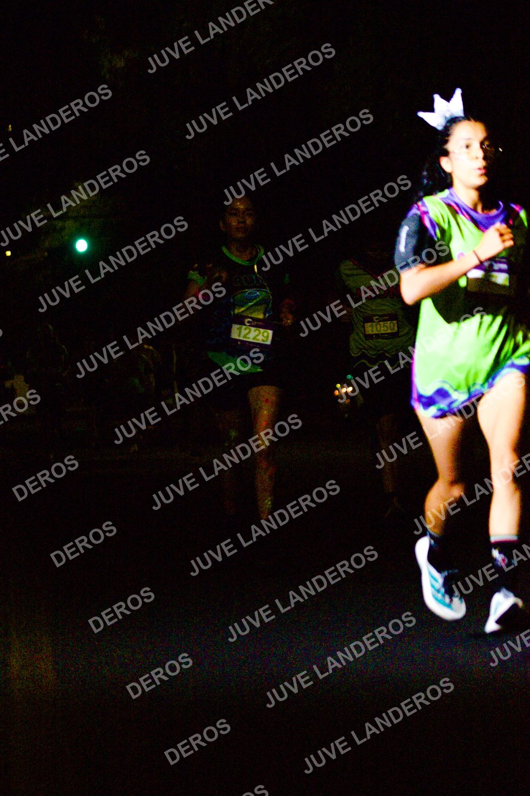 Foto de la Carrera Neón 2026 (Serial Corramos Zapopan) en Parque de las Niñas y los Niños, Blvd. Panamericano 430, Zapopan a las 20:10 · dorsal 1229, 1050