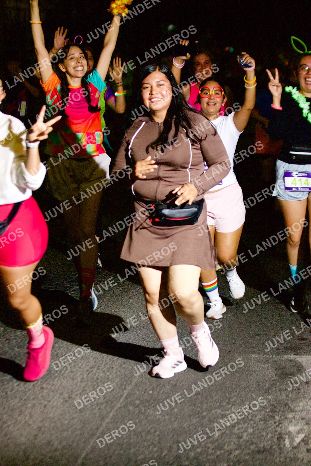 Foto de la Carrera Neón 2026 (Serial Corramos Zapopan) en Parque de las Niñas y los Niños, Blvd. Panamericano 430, Zapopan a las 20:35 · dorsal 414