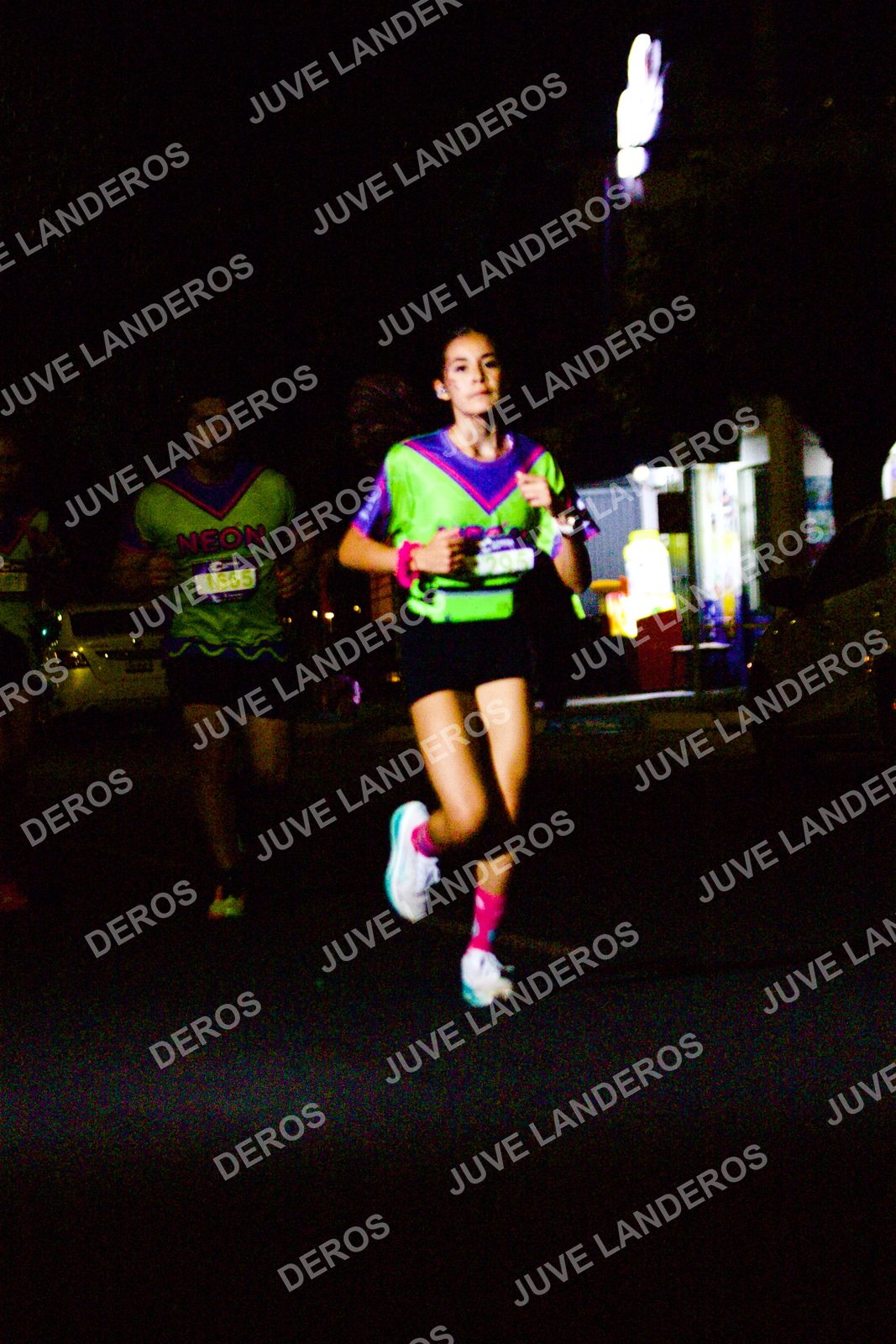 Foto de la Carrera Neón 2026 (Serial Corramos Zapopan) en Parque de las Niñas y los Niños, Blvd. Panamericano 430, Zapopan a las 20:12 · dorsal 665, 1295
