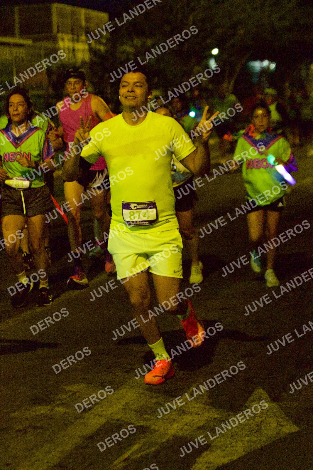 Foto de la Carrera Neón 2026 (Serial Corramos Zapopan) en Parque de las Niñas y los Niños, Blvd. Panamericano 430, Zapopan a las 20:26 · dorsal 874