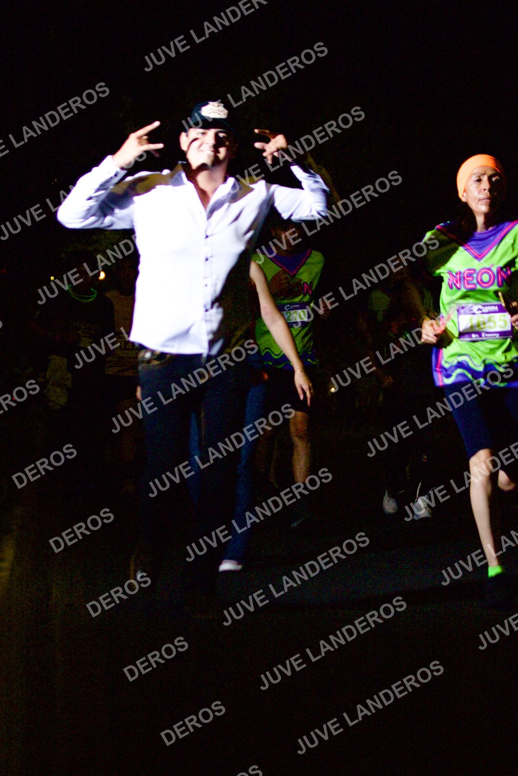 Foto de la Carrera Neón 2026 (Serial Corramos Zapopan) en Parque de las Niñas y los Niños, Blvd. Panamericano 430, Zapopan a las 20:14 · dorsal 210, 1655