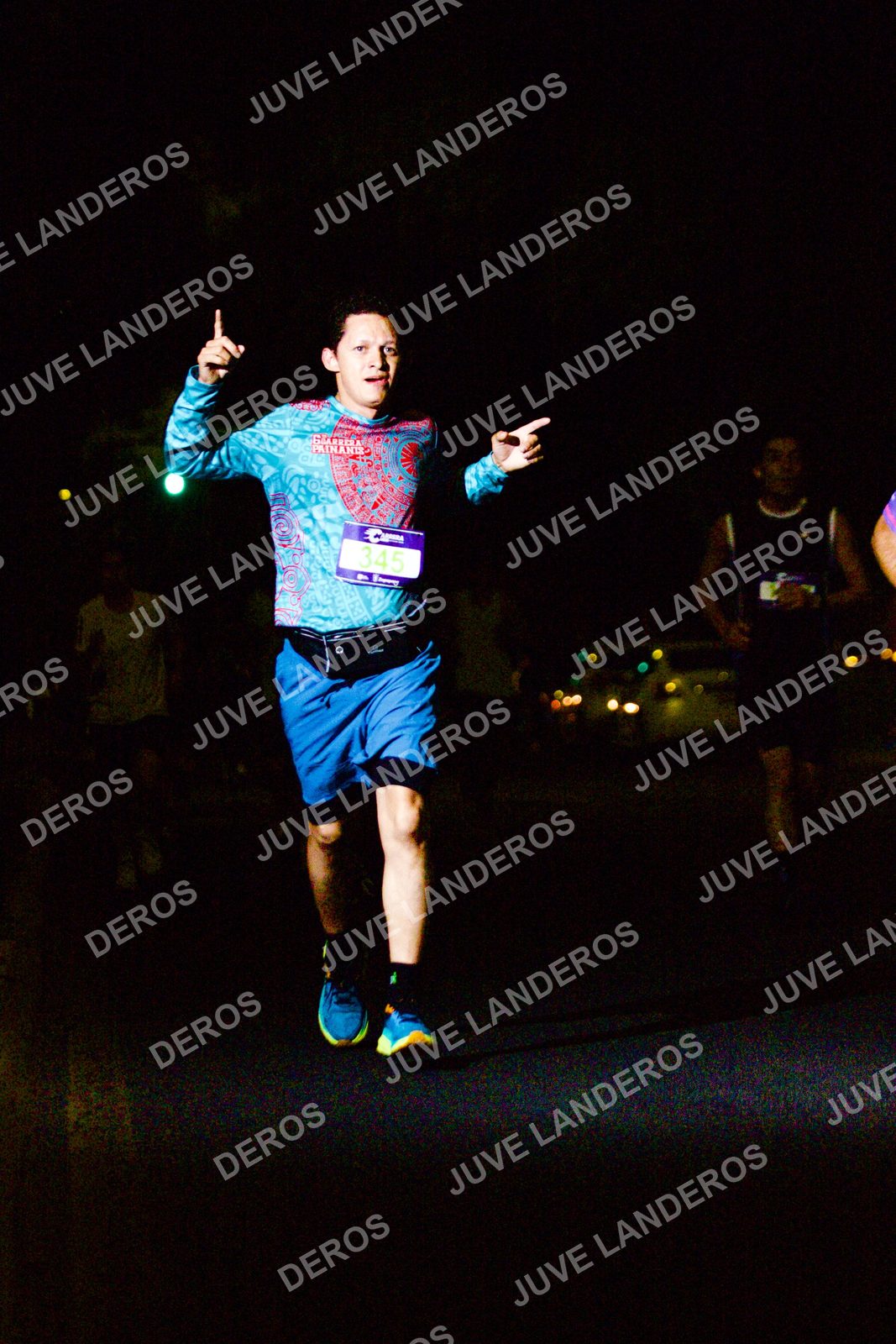 Foto de la Carrera Neón 2026 (Serial Corramos Zapopan) en Parque de las Niñas y los Niños, Blvd. Panamericano 430, Zapopan a las 20:10 · dorsal 345
