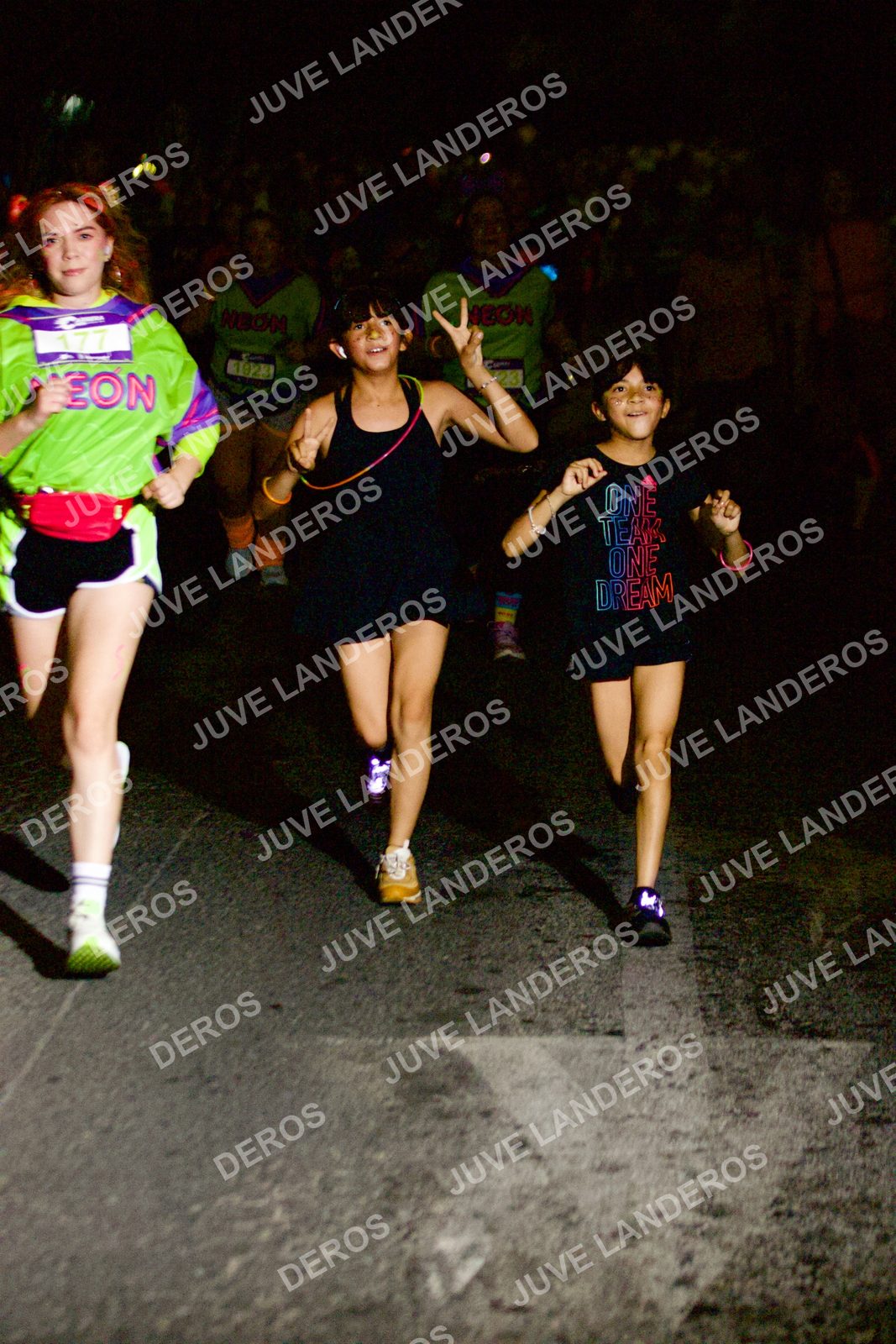 Foto de la Carrera Neón 2026 (Serial Corramos Zapopan) en Parque de las Niñas y los Niños, Blvd. Panamericano 430, Zapopan a las 20:32 · dorsal 177, 23