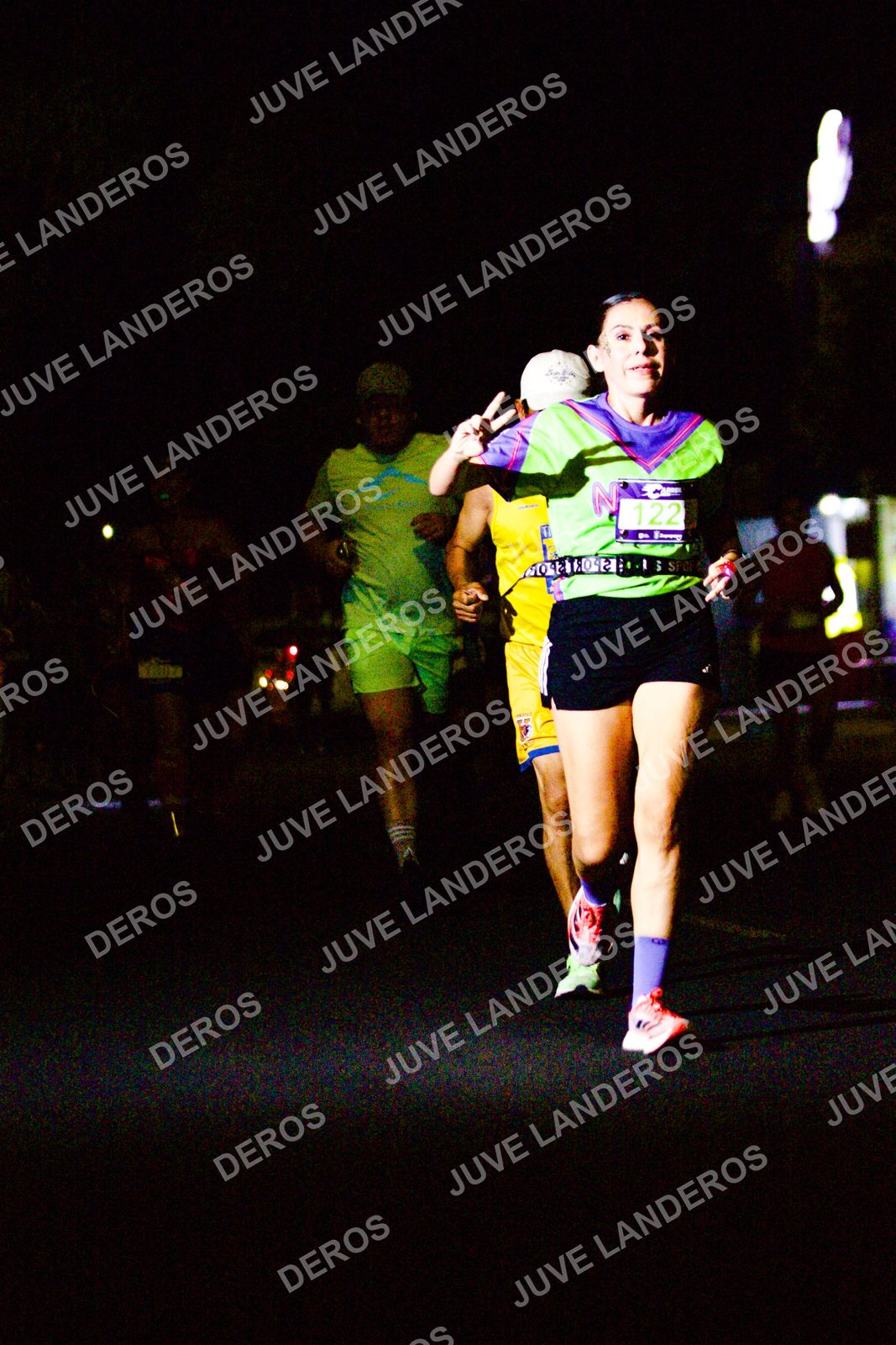 Foto de la Carrera Neón 2026 (Serial Corramos Zapopan) en Parque de las Niñas y los Niños, Blvd. Panamericano 430, Zapopan a las 20:12 · dorsal 122