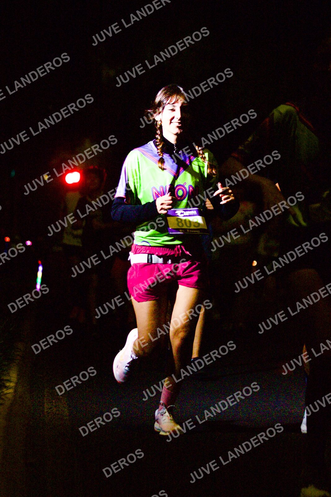 Foto de la Carrera Neón 2026 (Serial Corramos Zapopan) en Parque de las Niñas y los Niños, Blvd. Panamericano 430, Zapopan a las 20:18 · dorsal 803