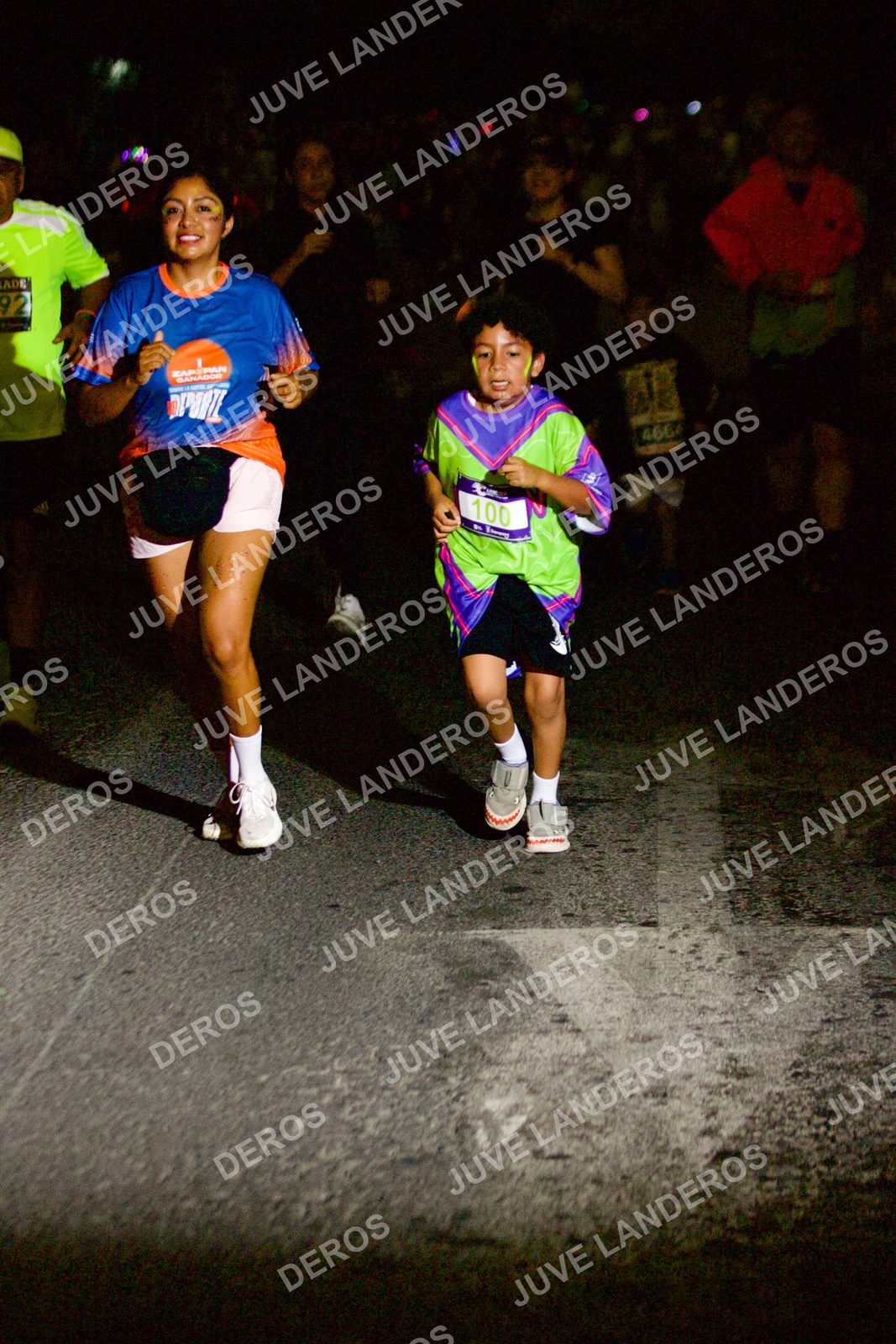 Foto de la Carrera Neón 2026 (Serial Corramos Zapopan) en Parque de las Niñas y los Niños, Blvd. Panamericano 430, Zapopan a las 20:33 · dorsal 100, 92