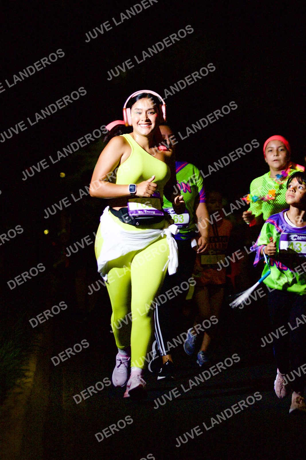 Foto de la Carrera Neón 2026 (Serial Corramos Zapopan) en Parque de las Niñas y los Niños, Blvd. Panamericano 430, Zapopan a las 20:19 · dorsal 1634, 43