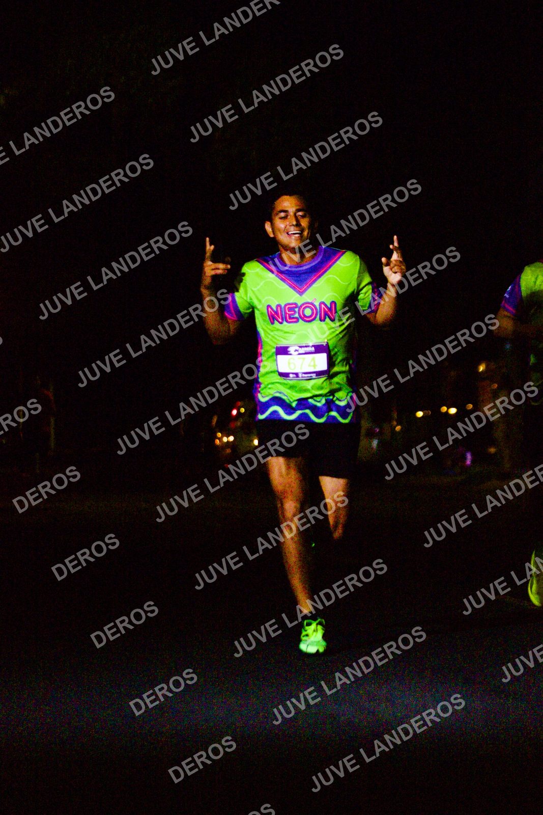 Foto de la Carrera Neón 2026 (Serial Corramos Zapopan) en Parque de las Niñas y los Niños, Blvd. Panamericano 430, Zapopan a las 20:09 · dorsal 674