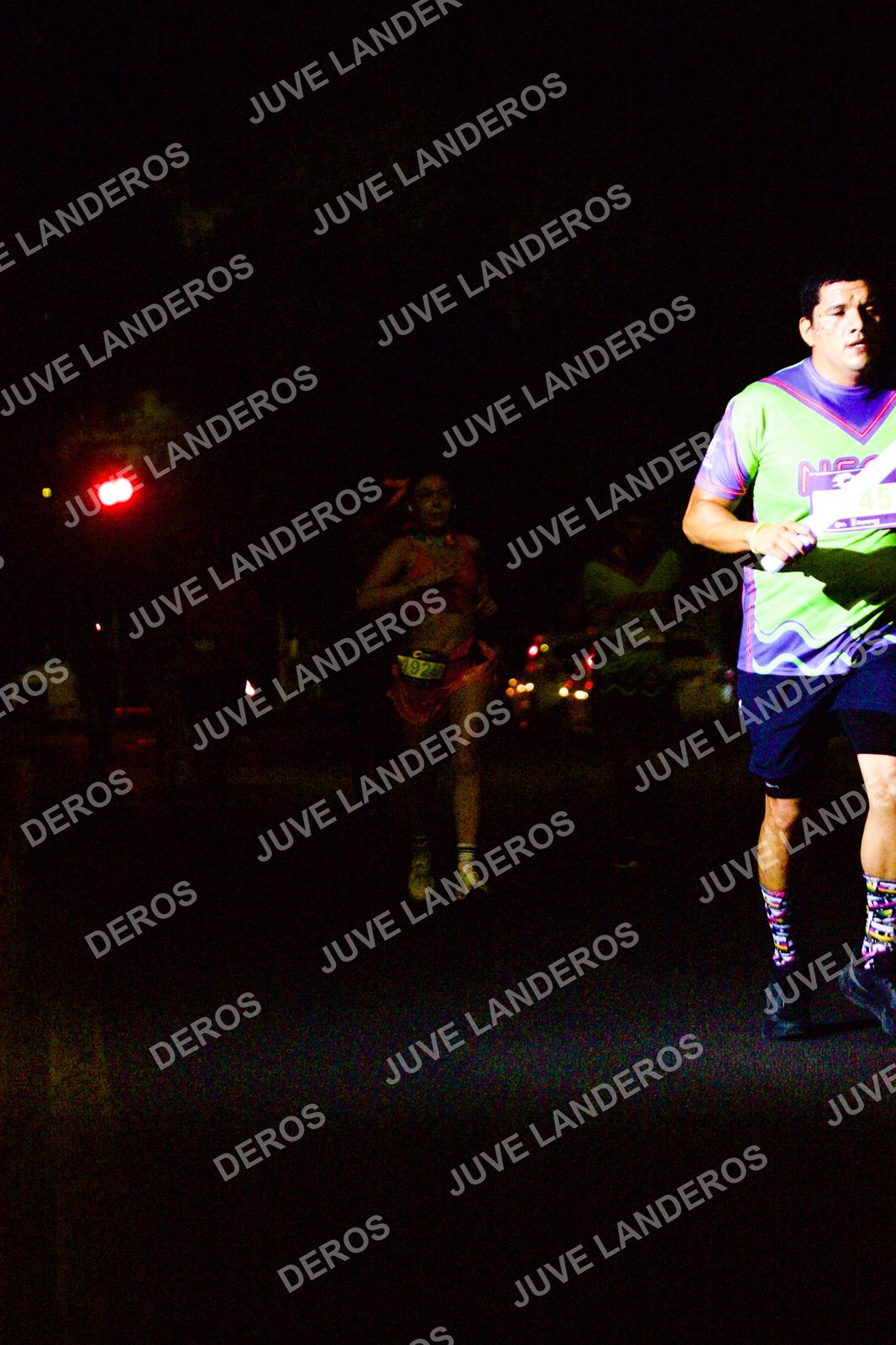 Foto de la Carrera Neón 2026 (Serial Corramos Zapopan) en Parque de las Niñas y los Niños, Blvd. Panamericano 430, Zapopan a las 20:11 · dorsal 45