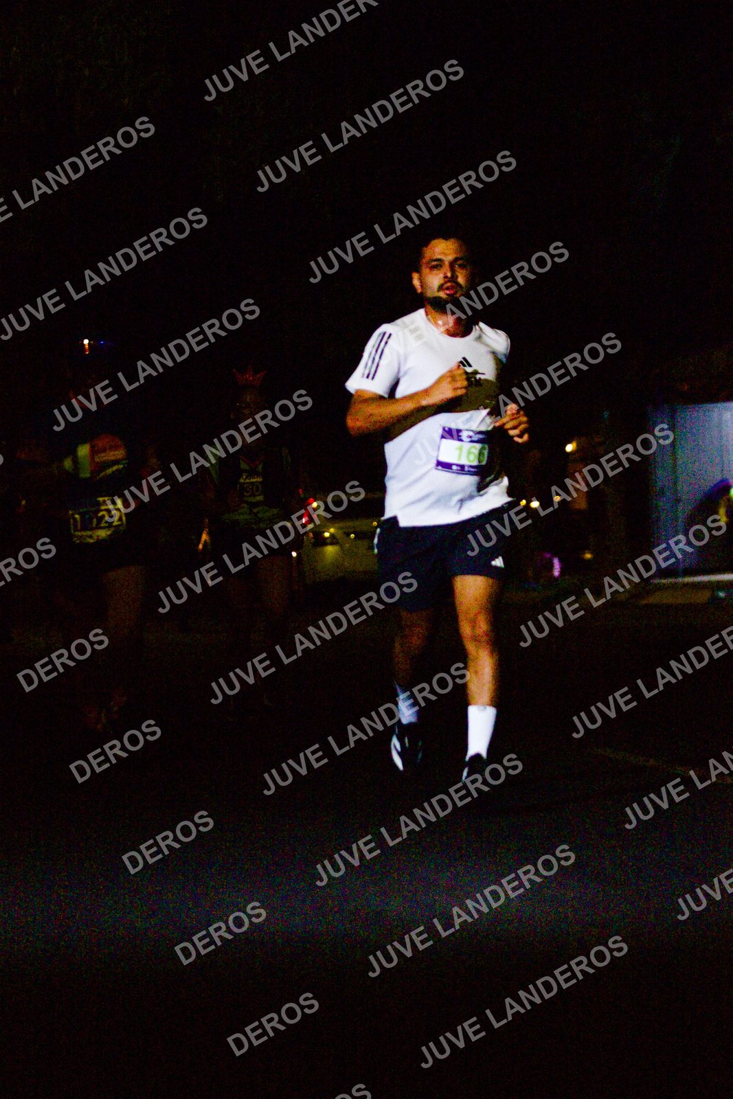 Foto de la Carrera Neón 2026 (Serial Corramos Zapopan) en Parque de las Niñas y los Niños, Blvd. Panamericano 430, Zapopan a las 20:11 · dorsal 166
