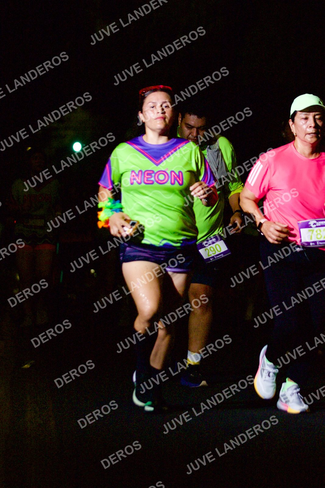 Foto de la Carrera Neón 2026 (Serial Corramos Zapopan) en Parque de las Niñas y los Niños, Blvd. Panamericano 430, Zapopan a las 20:17 · dorsal 290, 78