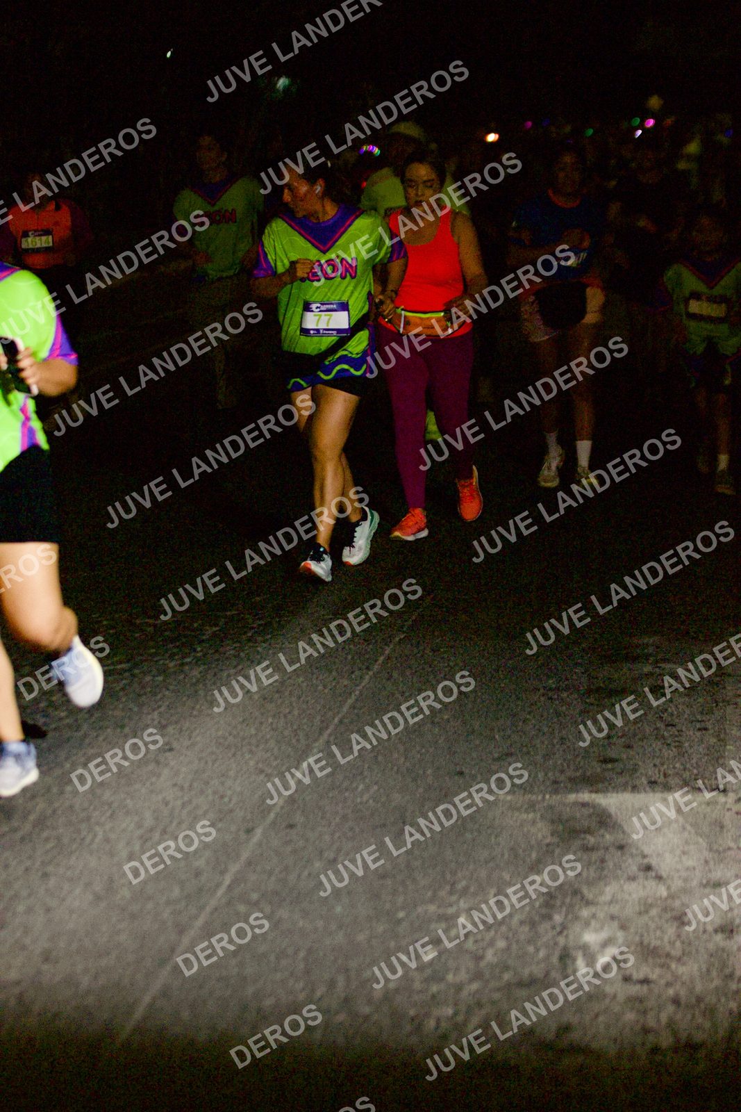 Foto de la Carrera Neón 2026 (Serial Corramos Zapopan) en Parque de las Niñas y los Niños, Blvd. Panamericano 430, Zapopan a las 20:33 · dorsal 77