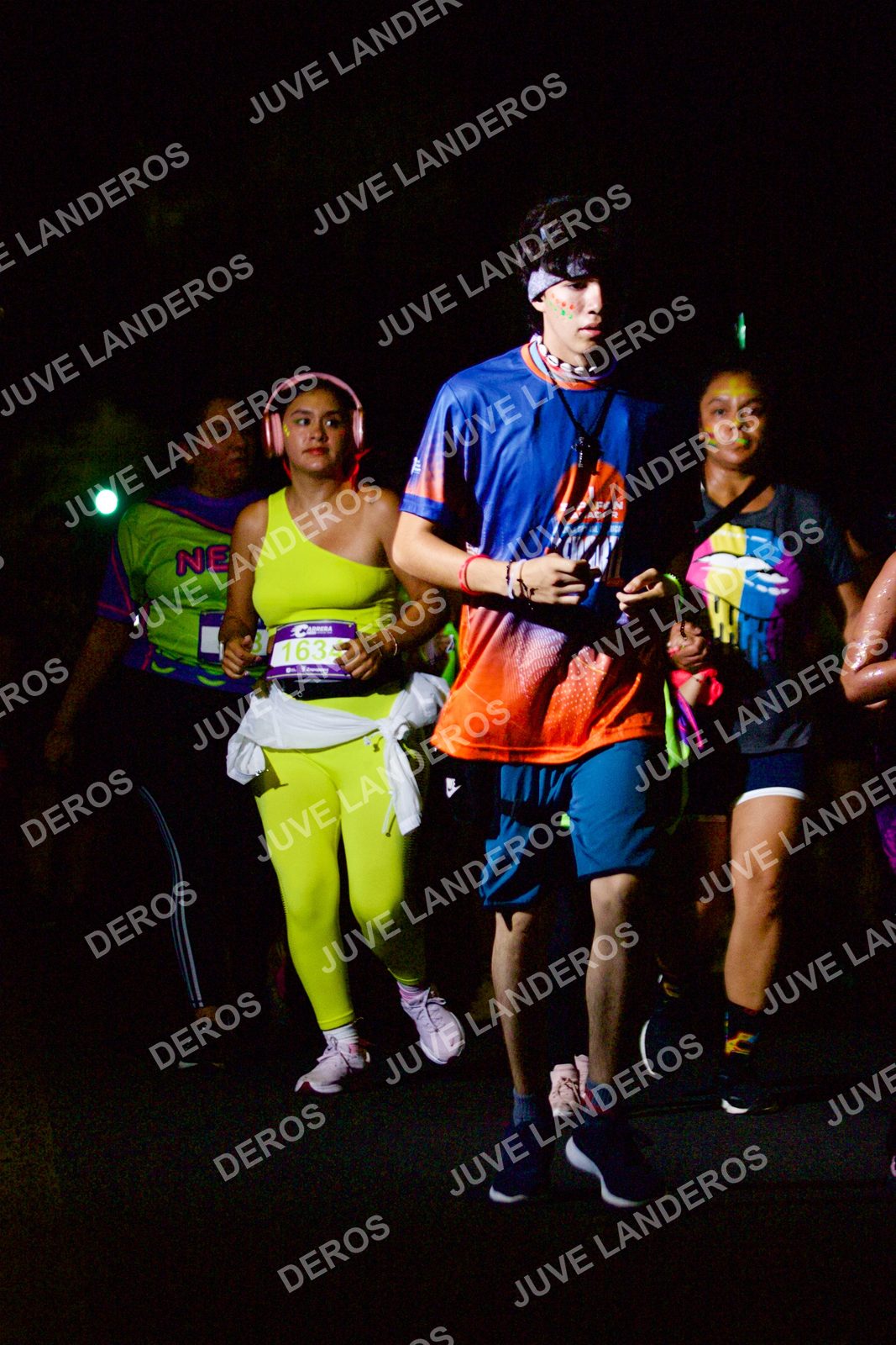 Foto de la Carrera Neón 2026 (Serial Corramos Zapopan) en Parque de las Niñas y los Niños, Blvd. Panamericano 430, Zapopan a las 20:19 · dorsal 163