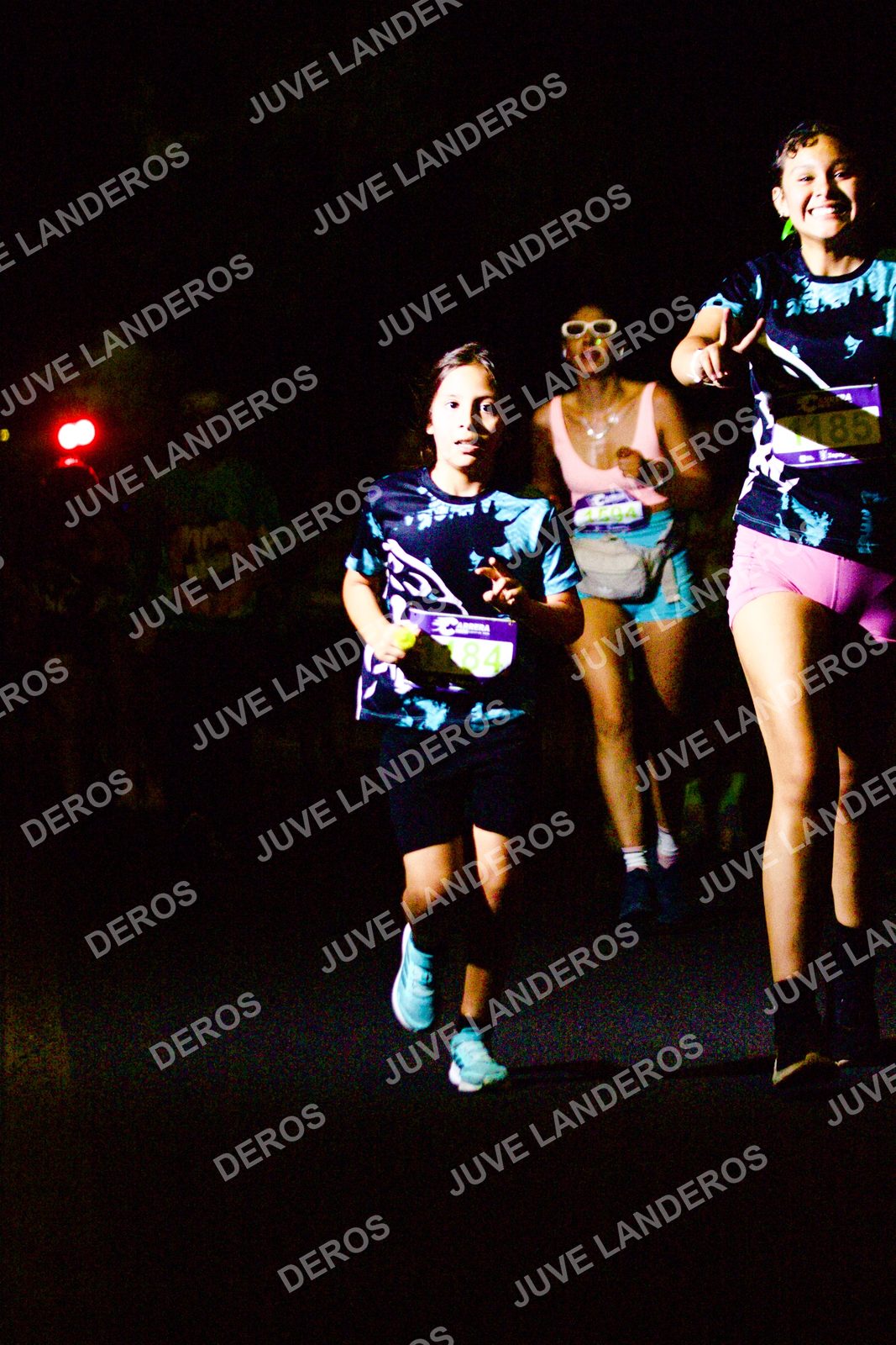 Foto de la Carrera Neón 2026 (Serial Corramos Zapopan) en Parque de las Niñas y los Niños, Blvd. Panamericano 430, Zapopan a las 20:13 · dorsal 84, 1185, 1594
