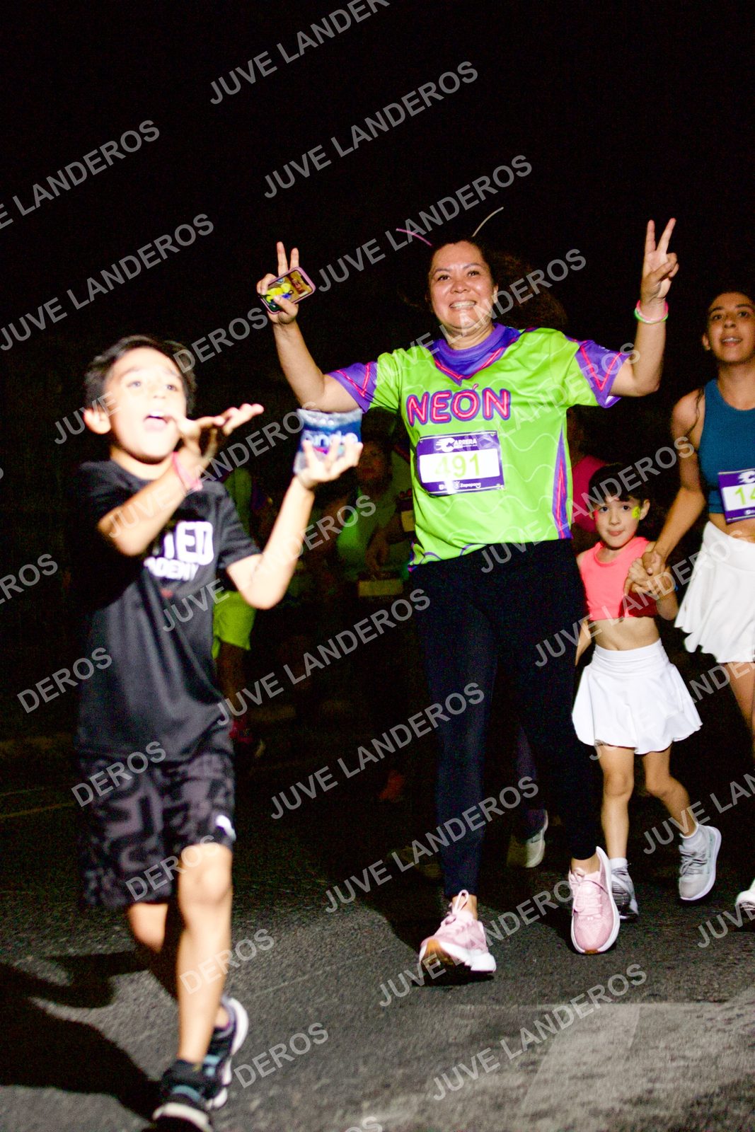 Foto de la Carrera Neón 2026 (Serial Corramos Zapopan) en Parque de las Niñas y los Niños, Blvd. Panamericano 430, Zapopan a las 20:31 · dorsal 491