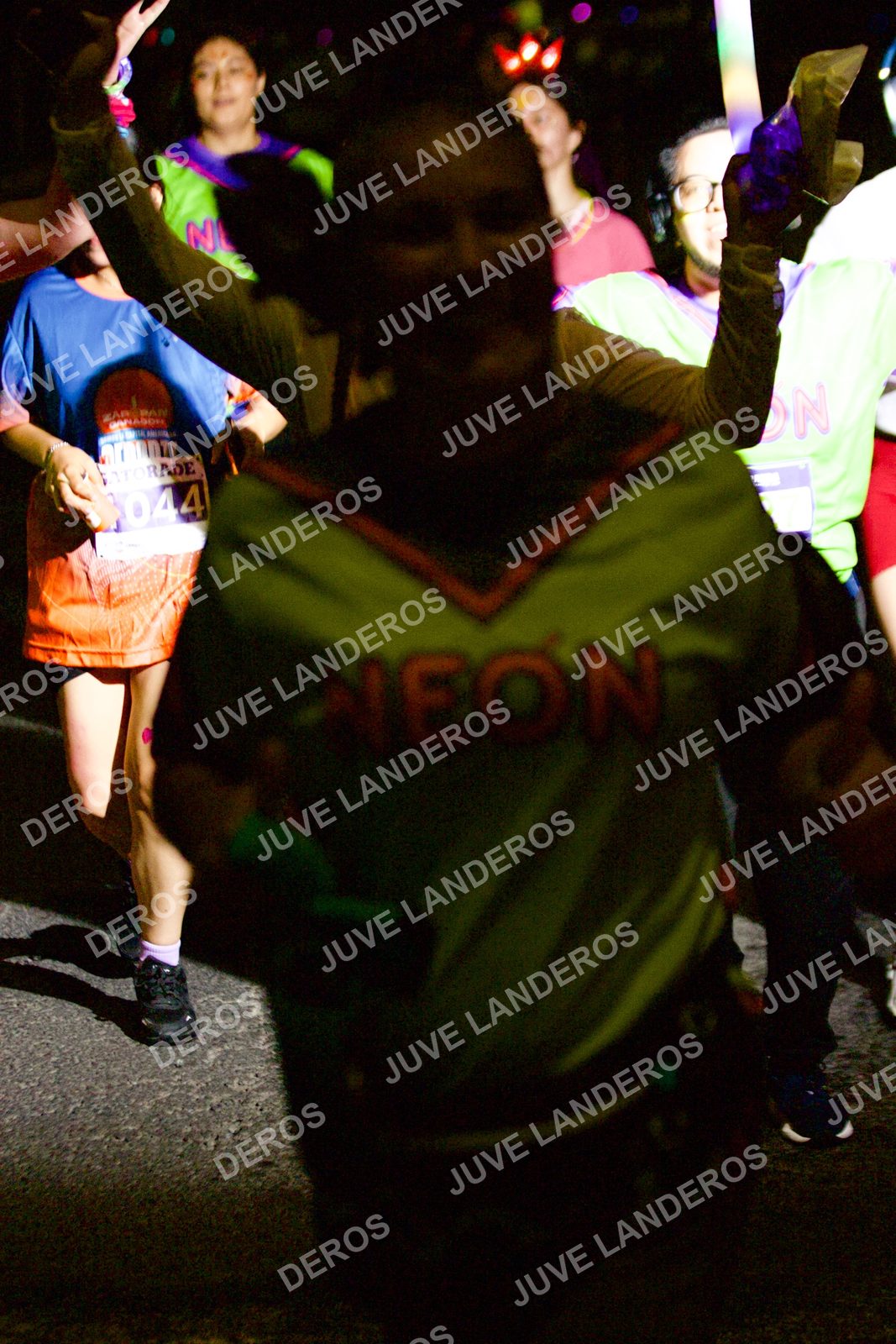 Foto de la Carrera Neón 2026 (Serial Corramos Zapopan) en Parque de las Niñas y los Niños, Blvd. Panamericano 430, Zapopan a las 20:35 · dorsal 44