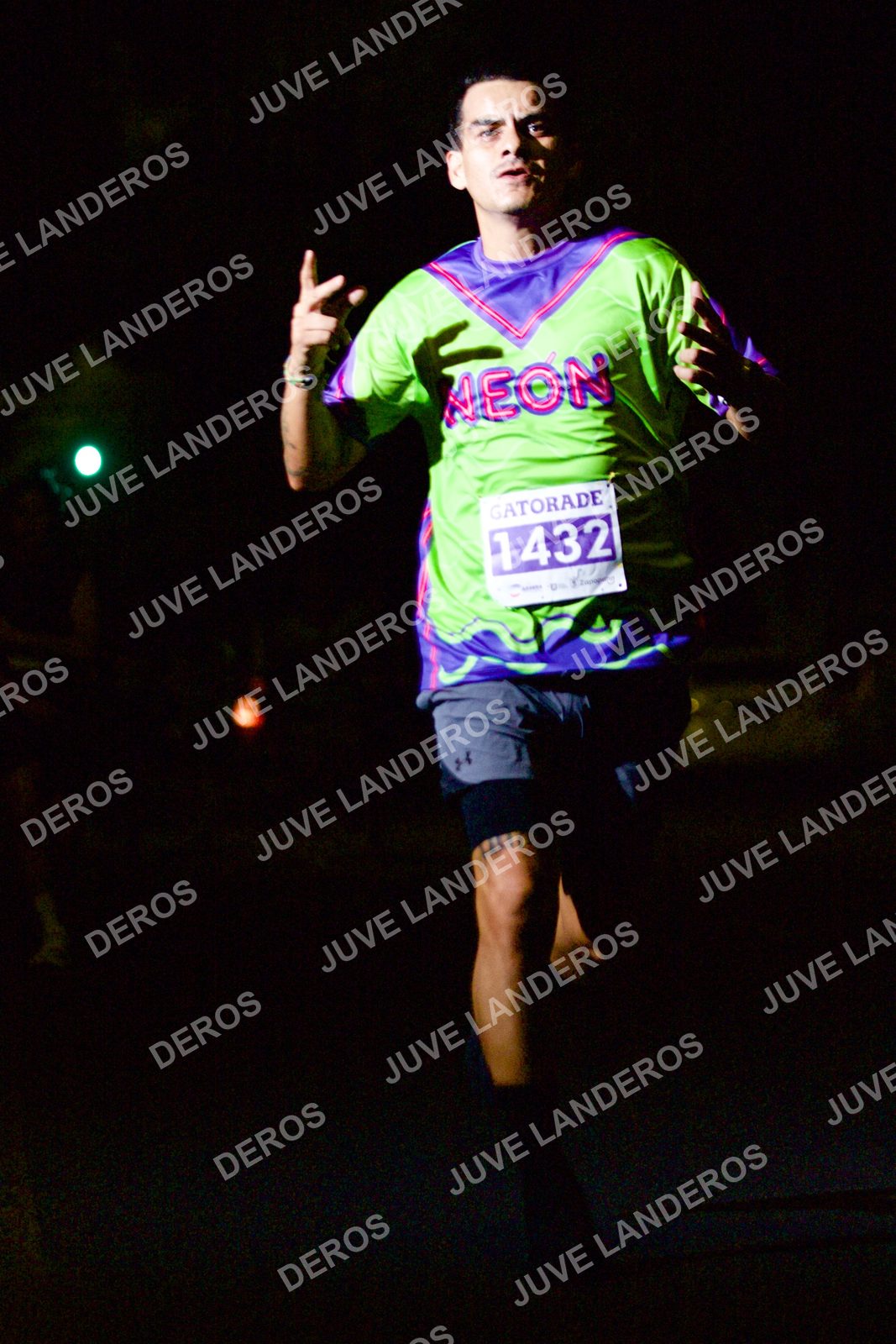 Foto de la Carrera Neón 2026 (Serial Corramos Zapopan) en Parque de las Niñas y los Niños, Blvd. Panamericano 430, Zapopan a las 20:10 · dorsal 1432