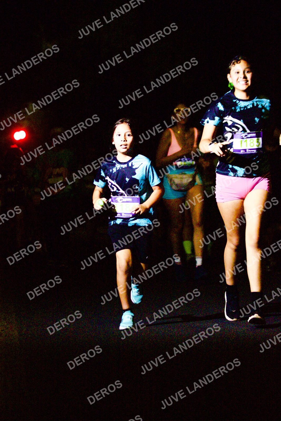 Foto de la Carrera Neón 2026 (Serial Corramos Zapopan) en Parque de las Niñas y los Niños, Blvd. Panamericano 430, Zapopan a las 20:13 · dorsal 1185
