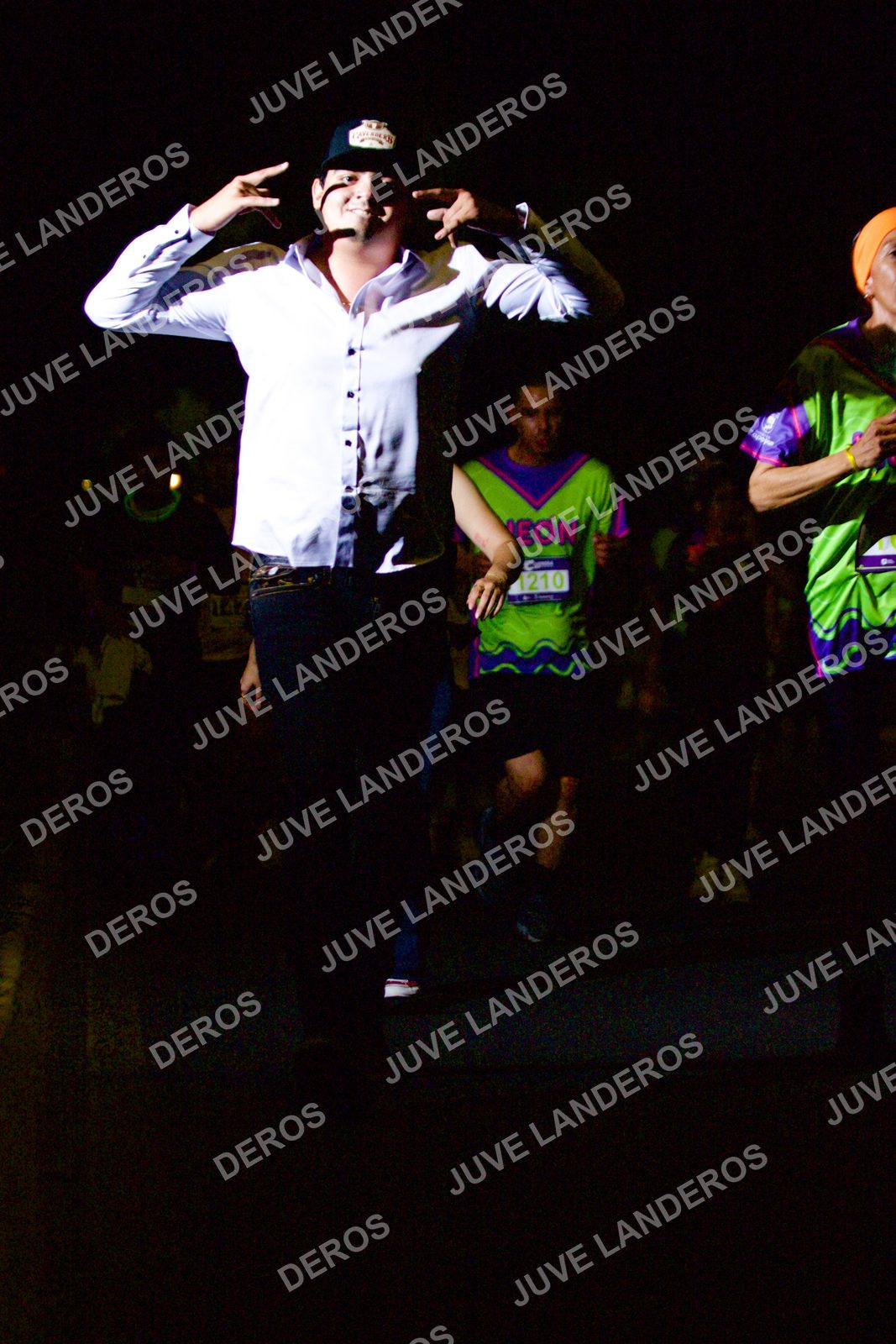 Foto de la Carrera Neón 2026 (Serial Corramos Zapopan) en Parque de las Niñas y los Niños, Blvd. Panamericano 430, Zapopan a las 20:14 · dorsal 1210