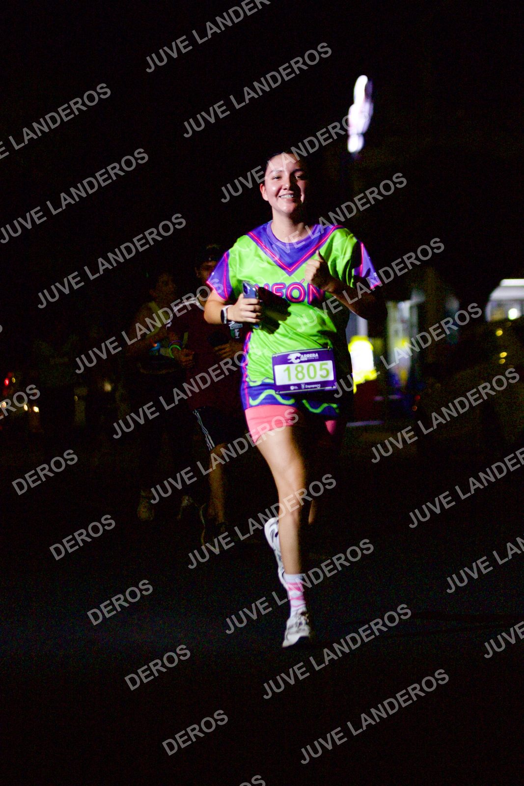 Foto de la Carrera Neón 2026 (Serial Corramos Zapopan) en Parque de las Niñas y los Niños, Blvd. Panamericano 430, Zapopan a las 20:13 · dorsal 1805